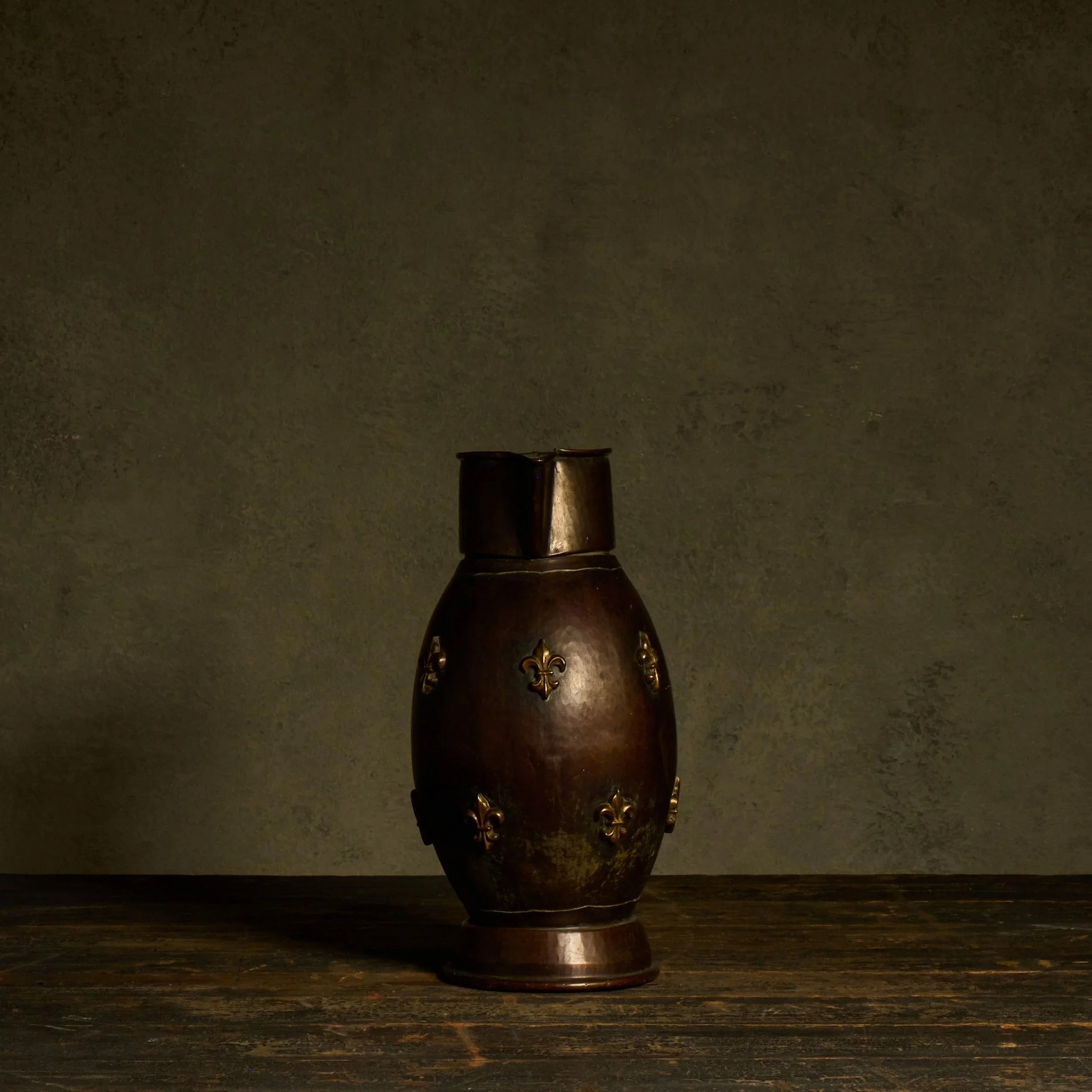 1062_D01_S09_0070_Brass_Jug_With_Fleur_De_Lis.jpg