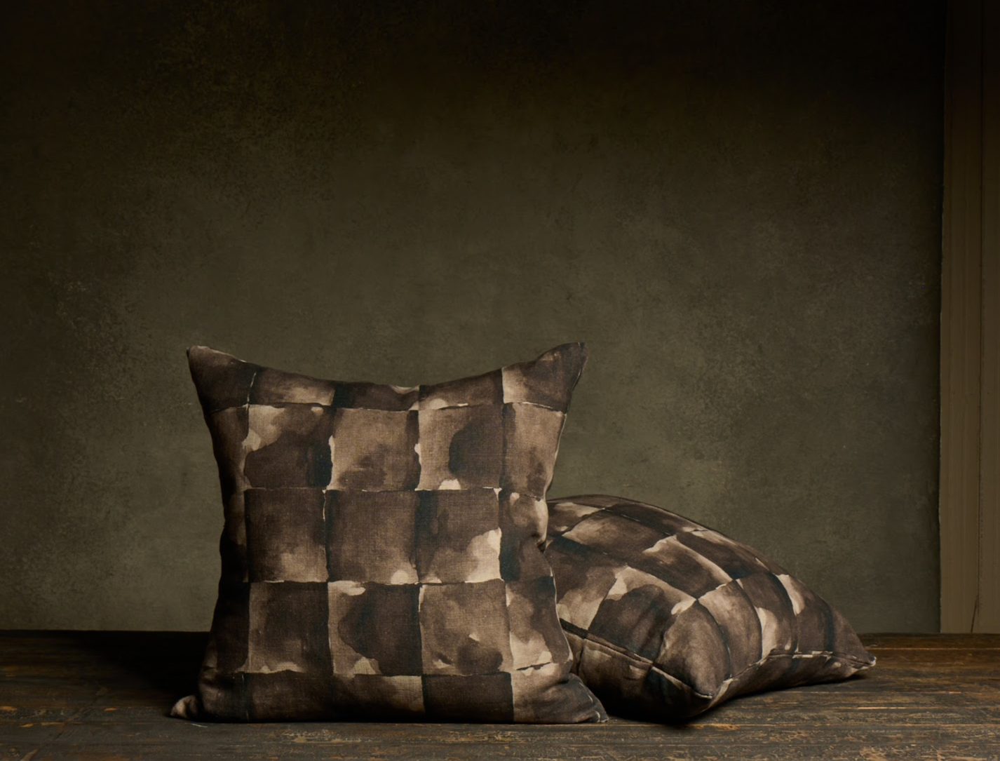 Acuarela Petro Pillow