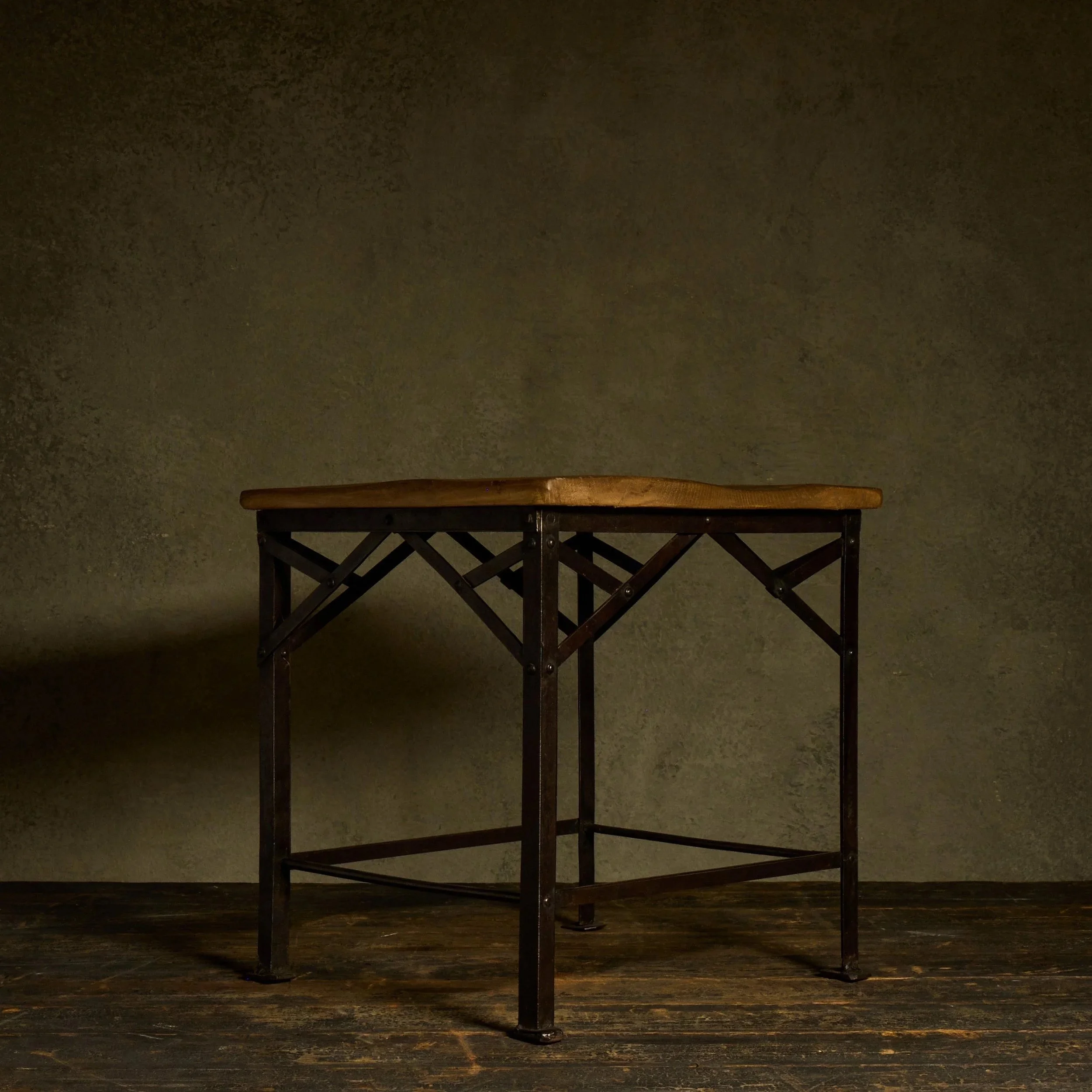 1062_D01_S19_0128_Iron_Riveted_Side_Table.jpg