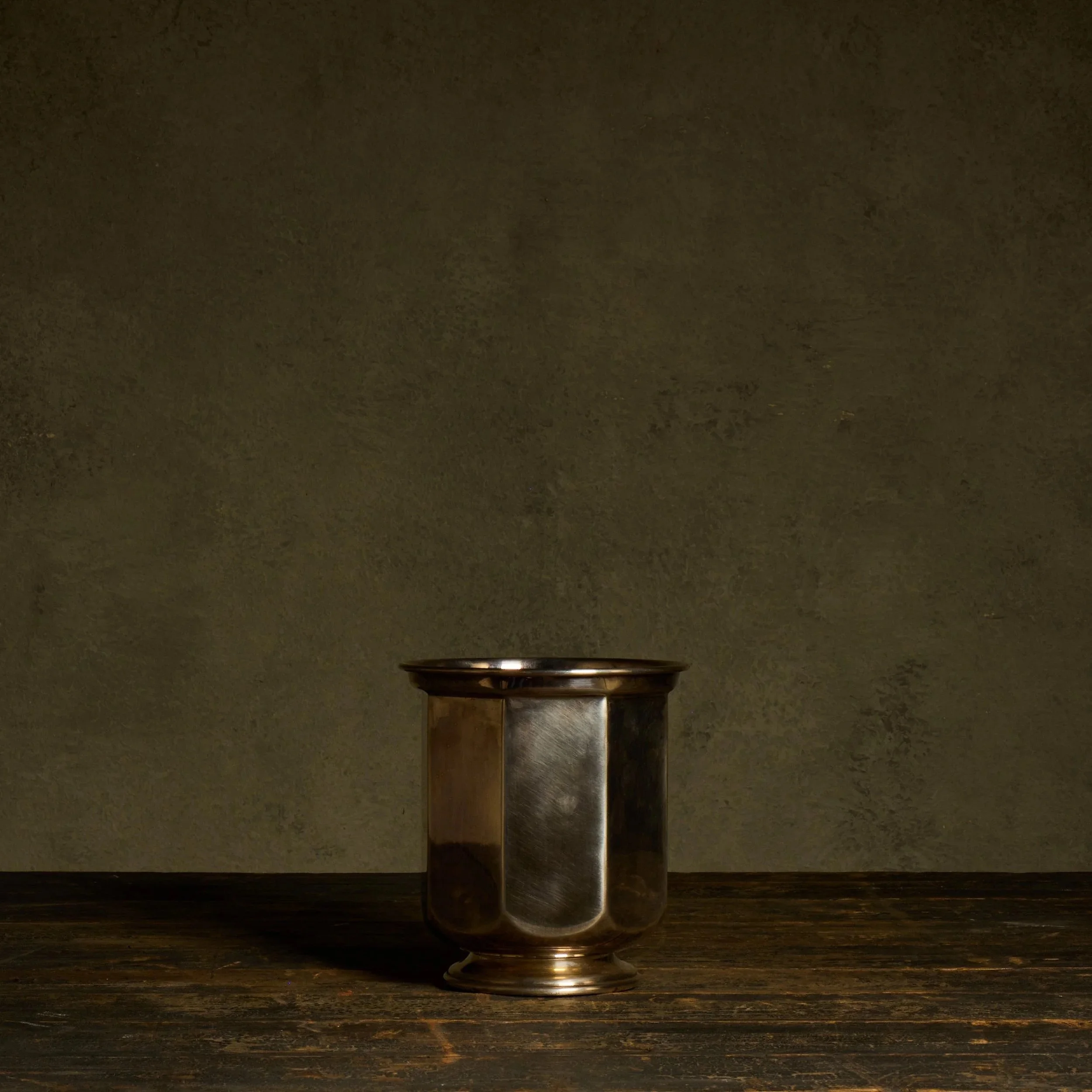 1062_D01_S11_0077_Silver_Octoganal_Bucket.jpg