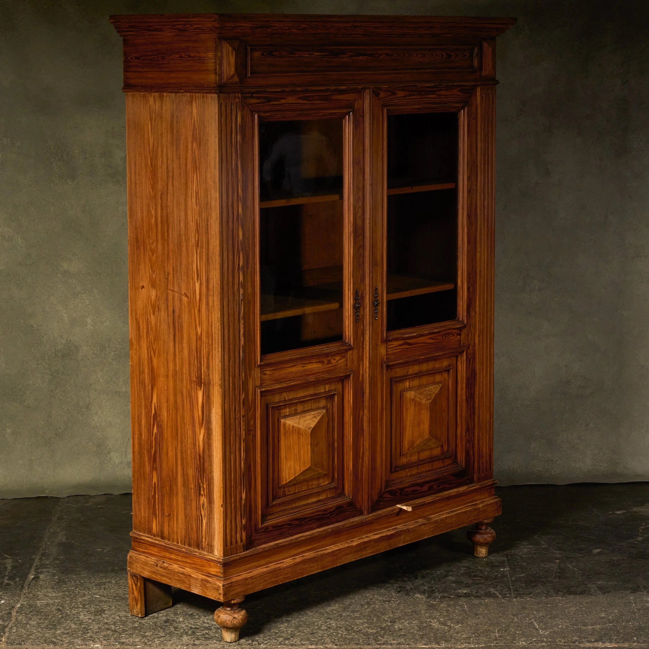 1061_S08_0200_shim_plate_Oak_Vitrine.jpg