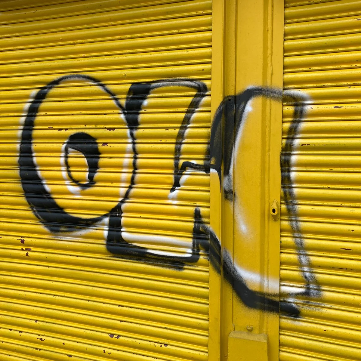 Yellow graffitti with letters O + W, Glasgow