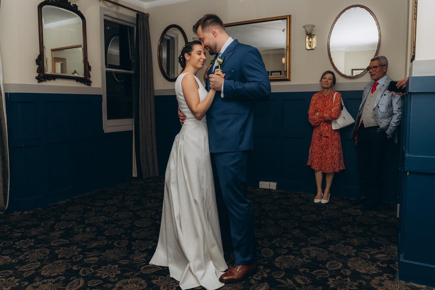 Swipe to see this couple go from their first dance to full-on party mode! 😍 

There&rsquo;s nothing quite like capturing all the giggles, grooves, and genuine love vibes that light up the night. Being part of this day, snapping away these joyful mom