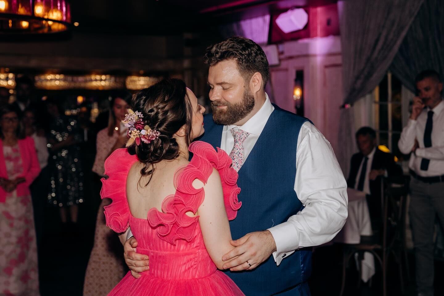 It&rsquo;s all about the love and happiness the couple shares, evident in every smile and touch &hearts;️&spades;️

Taking photos of the first dance allows me to capture those beautiful, real emotions up close. My aim is to preserve this special mome