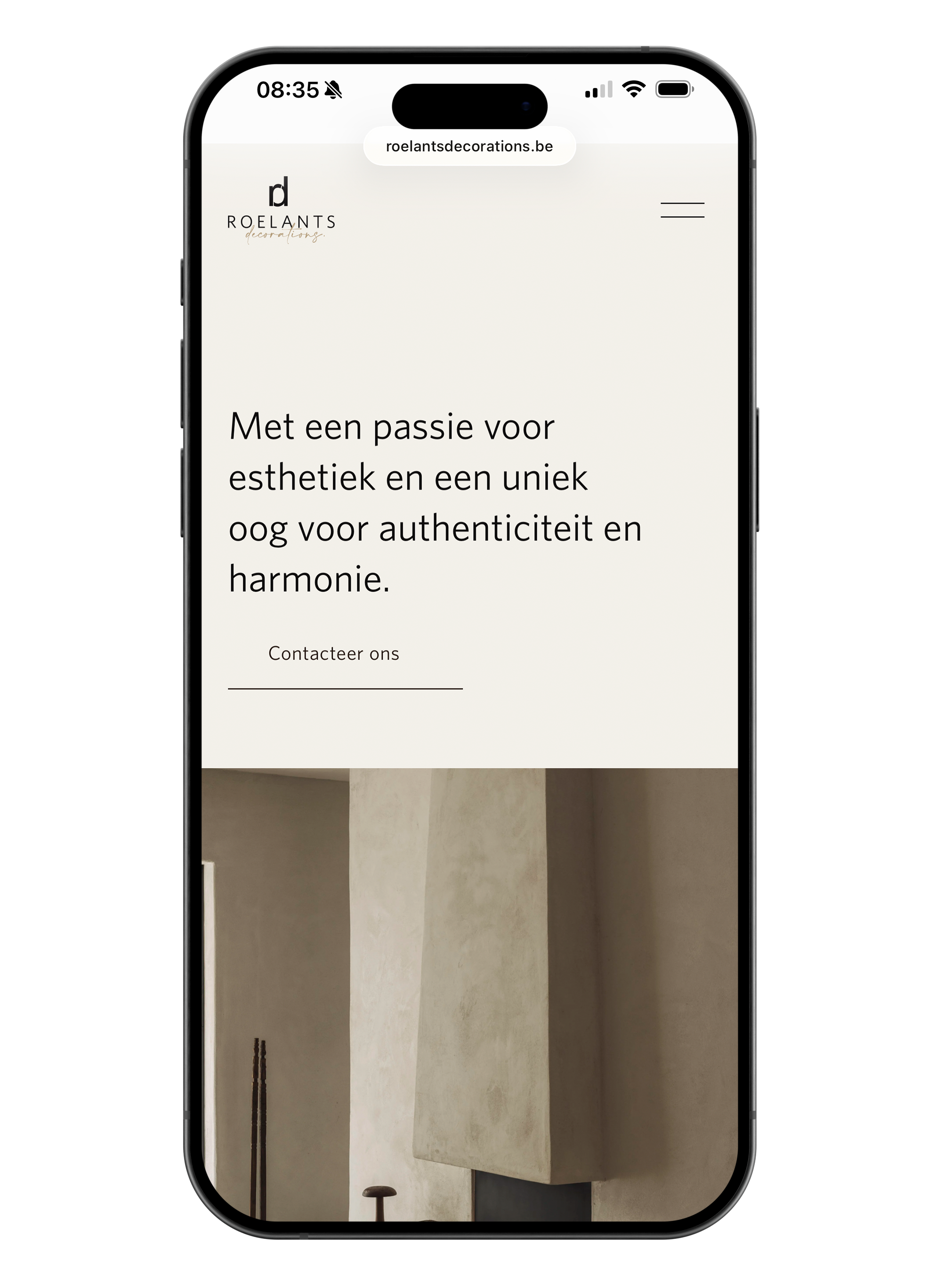 Een screenshot van een mobiele website met de tekst in het Nederlands: 'Met een passie voor esthetiek en een uniek oog voor authenticiteit en harmonie.', en het logo van Roelants Decoratings bovenaan.