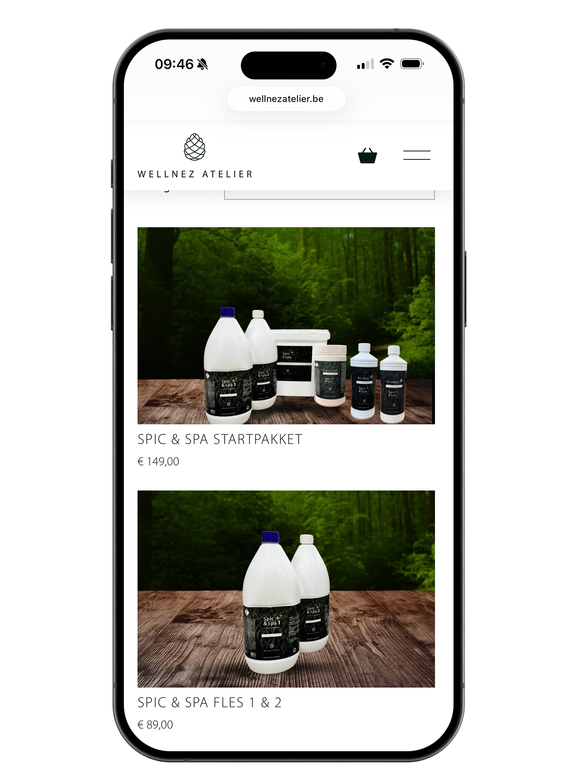 Mobiele website van WELLNEZ ATELIER met producten voor spa- en wellnessbehandelingen, waaronder spic & spa starterskit en flesjes voor spa's, afgebeeld op een houten tafel met een bosachtergrond.