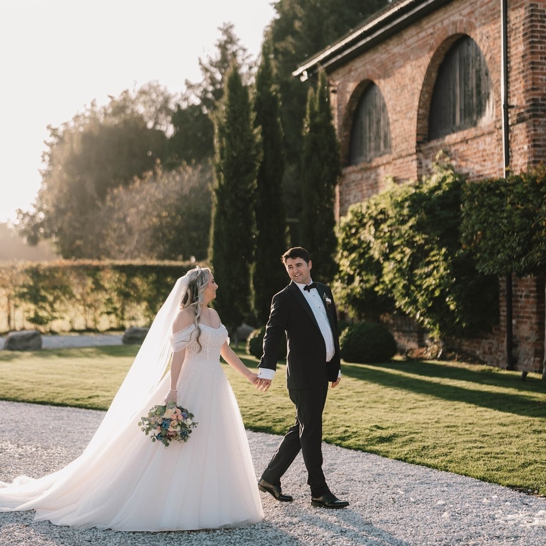 ♡ TOM &amp; KERRY ♡
.
.
Venue @hazelgapbarn 
Makeup- @hannahattermua 
Hair- @hairbymaryselby 
Florist - @hidenfloraldesign 
Wedding dress - @chameleonbride 
Cake - @beyondtheicing 
@kerry_dixon1 @thawksy1 
#WeddingInspo
#WeddingDay
#BrideAndGroom
#We