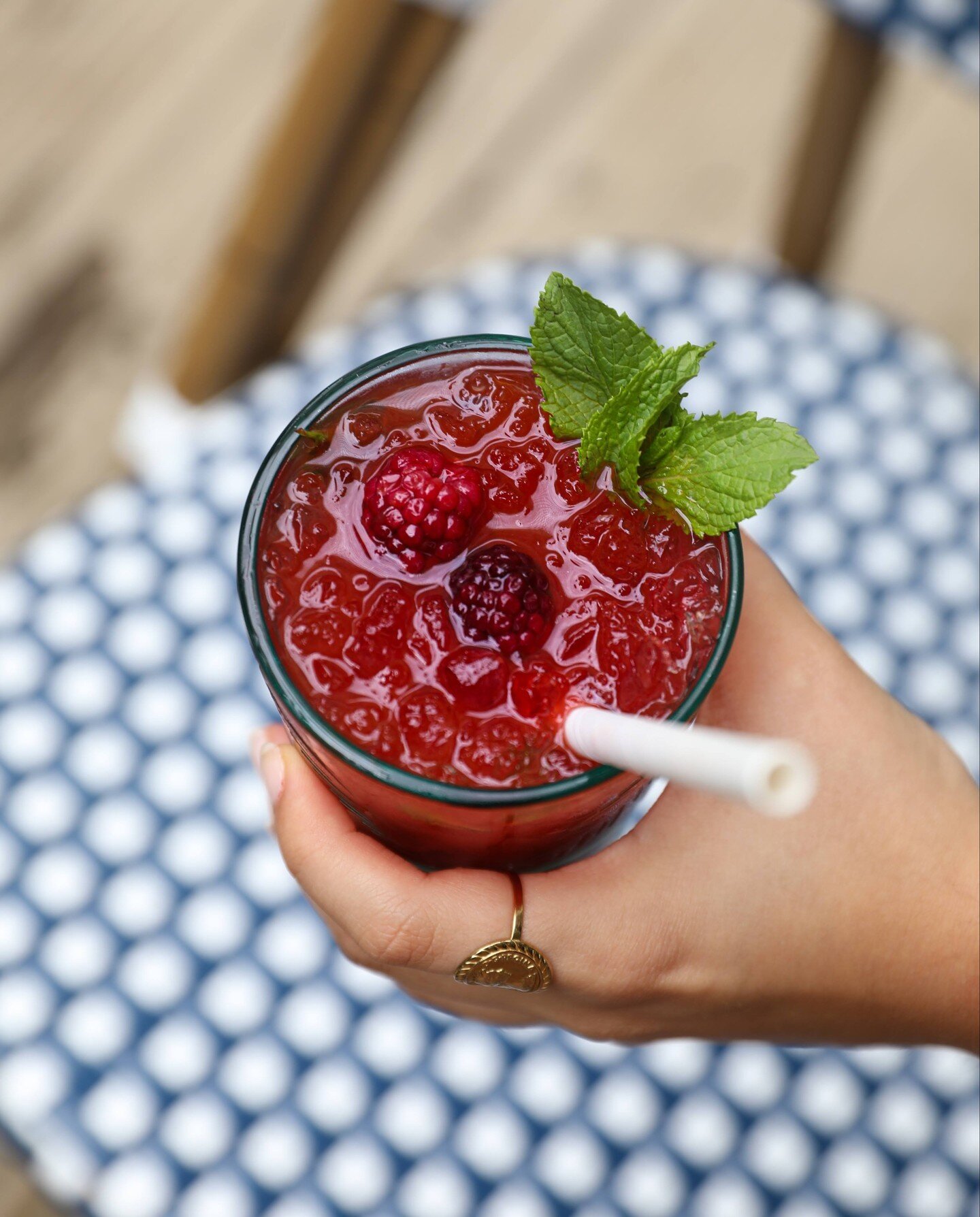 C'est lundi mais c'est f&eacute;ri&eacute; ou les vacances pour certains chanceux. Alors on a le droit de trinquer avec un bon mojito framboise pour f&ecirc;ter &ccedil;a ! 🎉🍹 Avant de d&eacute;guster un bon repas fait avec amour par notre super &e