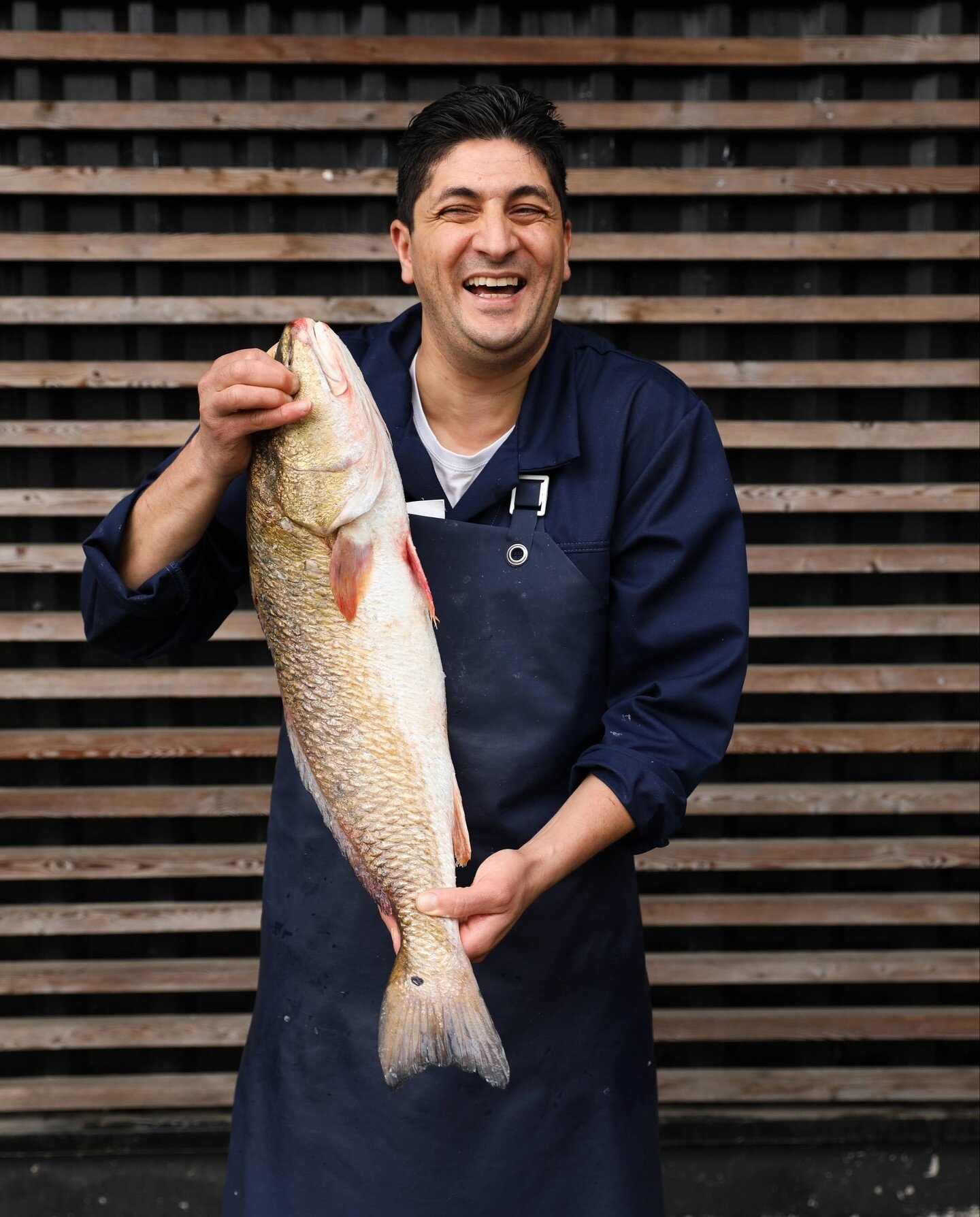 Et voici notre super poissonnier toujours avec le sourire et la bonne humeur 😃 Gr&acirc;ce &agrave; lui et &agrave; la poissonnerie 🐟🦐 @la_haute_mer on a du beau poisson et des crustac&eacute;s frais tous les jours qui subliment nos recettes ! 🧑?
