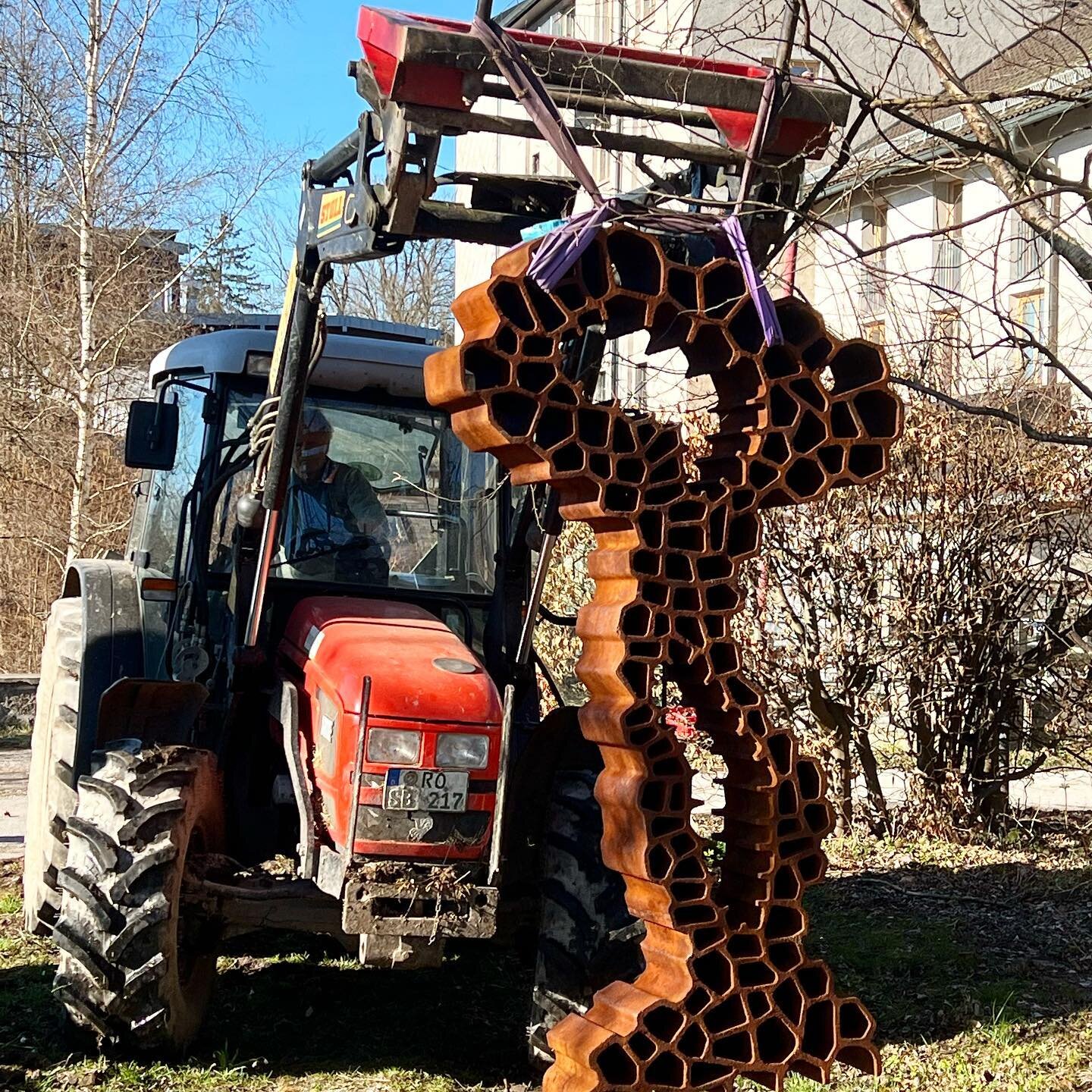 Wieder etwas Neues in der Landlm&uuml;hle. Heute wurde die Skulptur &bdquo;Spongiosa&ldquo; von @rudolf.finisterre in der Allmende aufgestellt #art #kunst #natur #nature #formfollowsnature #sculpture #skulptur #kultur #culture #sculpturer #stephanski