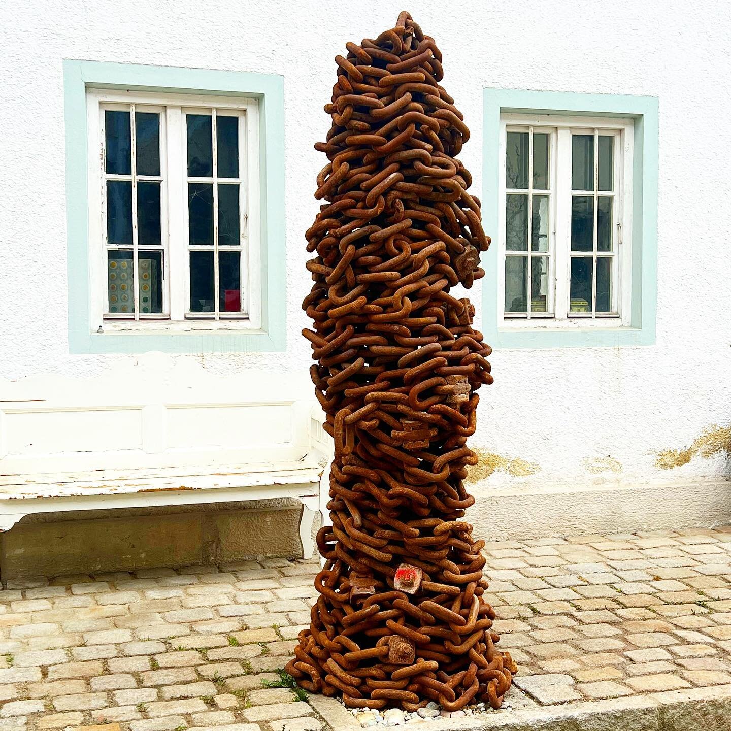 Wieder eine neue Skulptur in der Landlm&uuml;hle, &bdquo;Glieder&ldquo; von @rudolf.finisterre im Hof#landlm&uuml;hle #regional #stephanskirchen #rosenheim #ausflug #kunst #kultur #skulptur #allmende