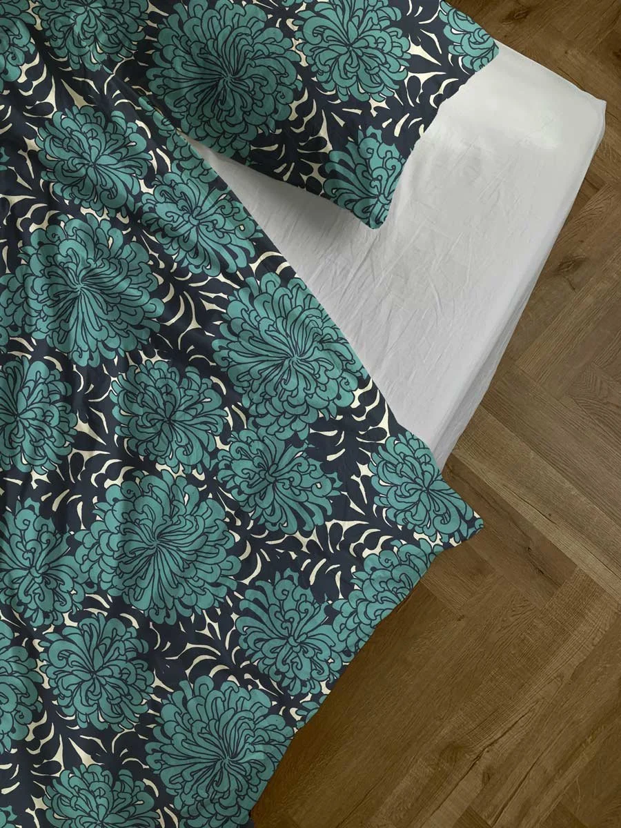 Krysanteemi_teal_bedset_Sanni-Ojala_2026.jpg