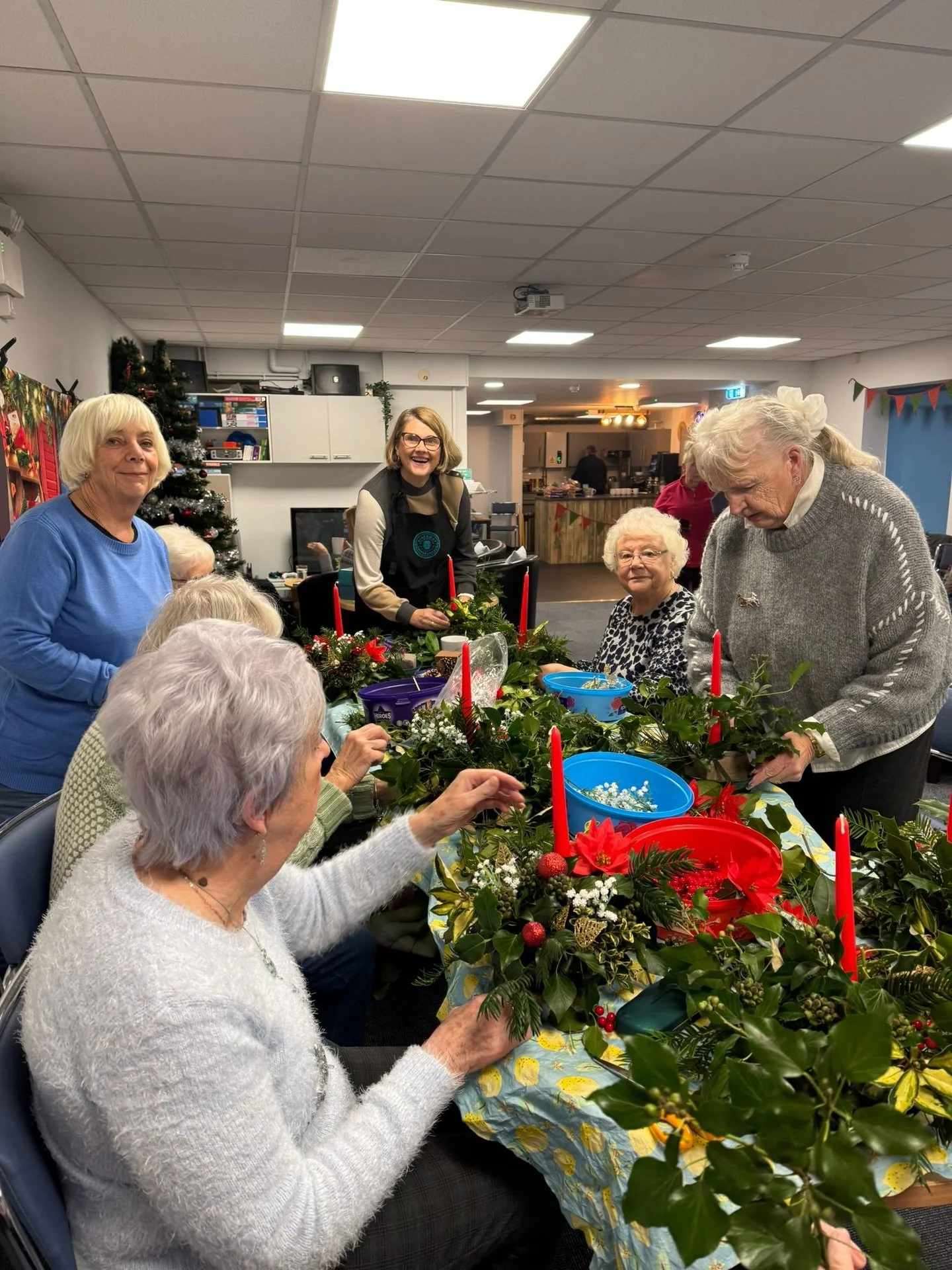 The Kingsway Coffee Lounge was very festive this morning as wonderful Christmas wreaths were made! 

They look fantastic-well done everyone involved🎄
-
#KingswayChurch⛪️
