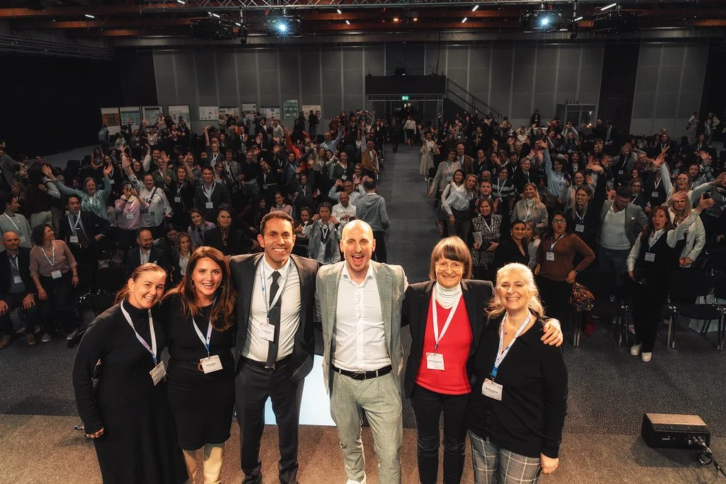 Kongressmoderation ist Hochleistungssport – nur im Anzug🎤