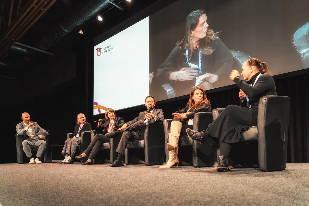 Simon Diez moderiert fachliche Podiumsdiskussion auf Kongress in St. Gallen.