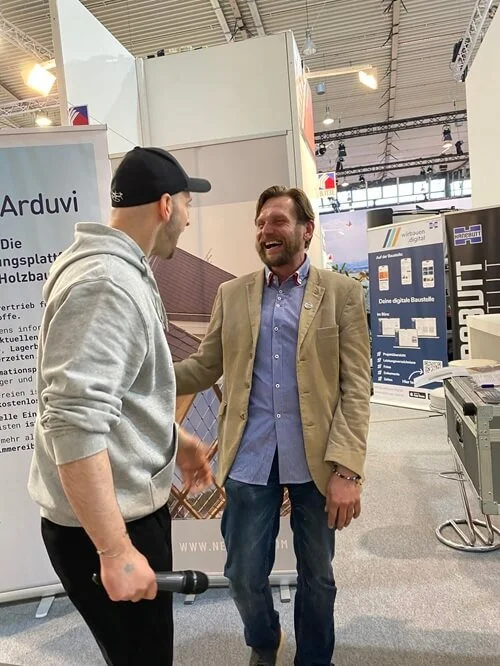 So bereichert eine Moderation Ihren Messestand — SIMON DIEZ
