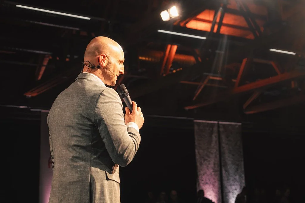 Moderator Simon Diez brachte Energie auf die Bühne beim Kongress in St. Gallen