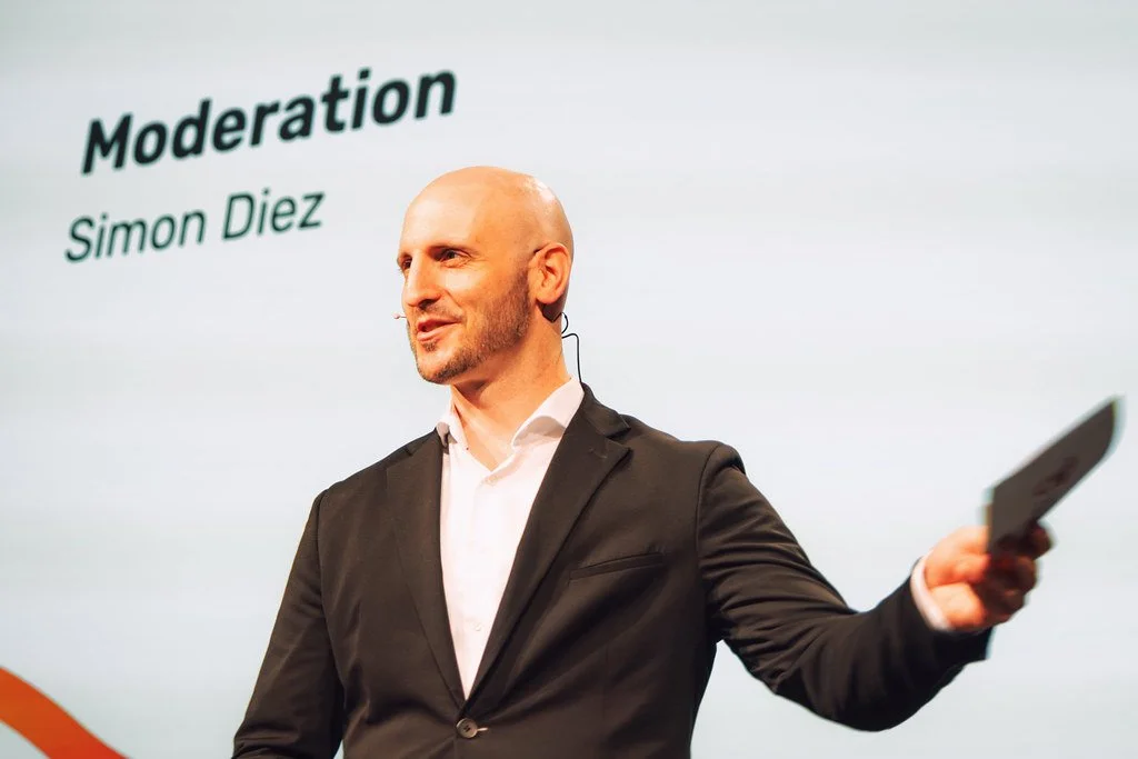 Moderator Simon Diez beim Kongress in St. Gallen