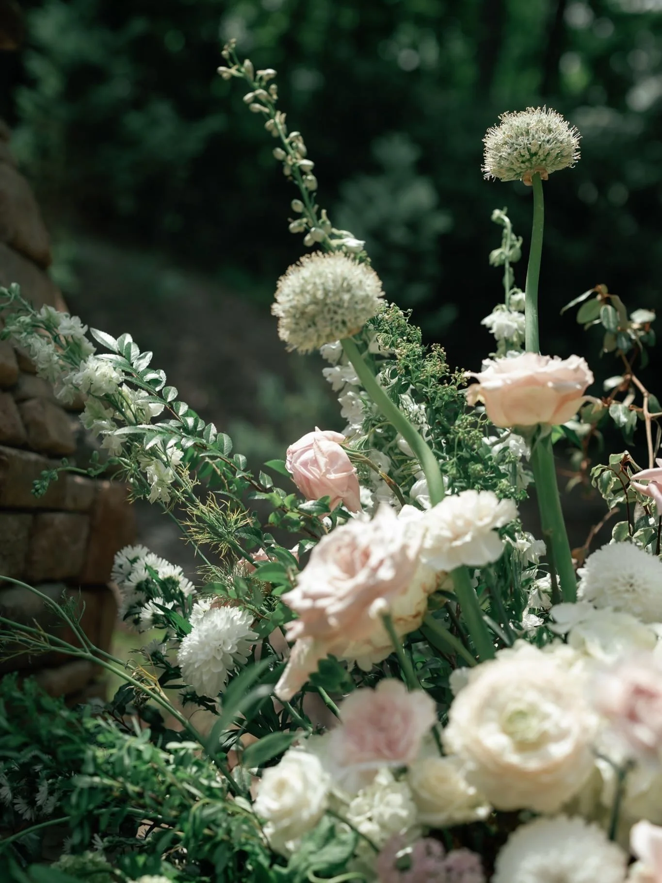 Before September officially leaves, I want to relive this gorgeous color palette of soft pinks, ivory &amp; green. Micro weddings &amp; elopements are becoming more of my favorites to be apart of. 🫶🏻 

Stunningly captured by @olsondesignphotography