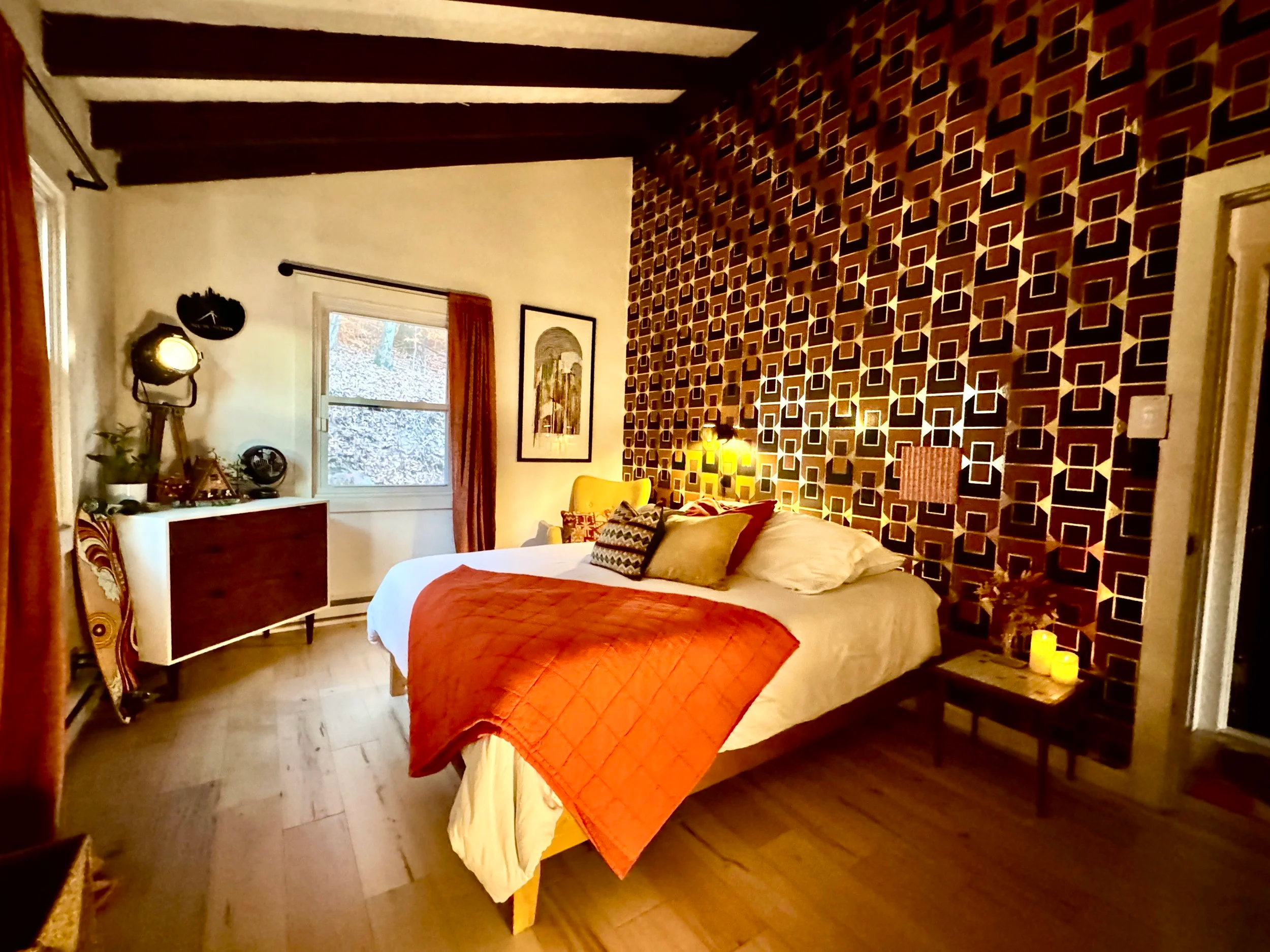 Guest bedroom with queen bed &amp; original 1970s wallpaper Photo: @dirtandglass