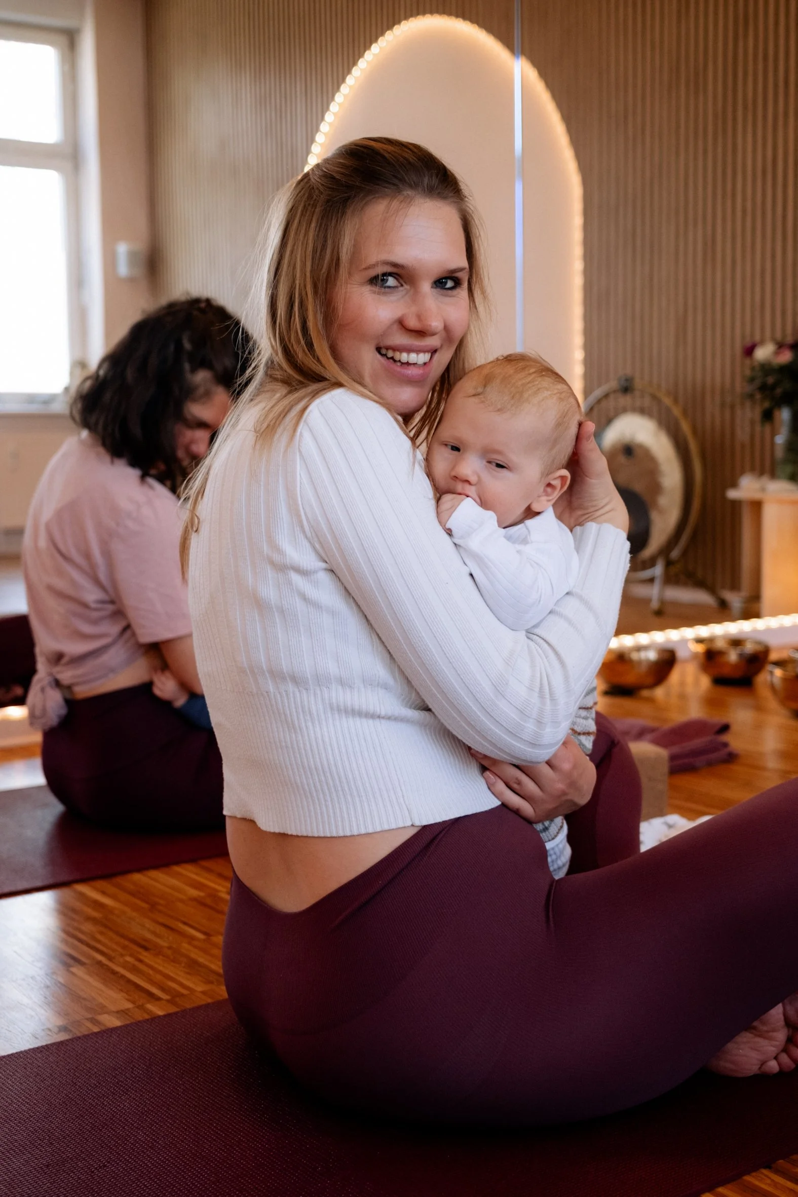Mama & Baby bei der Babykrabbelgruppe im YOU GLOW Berlin Friedrichshain