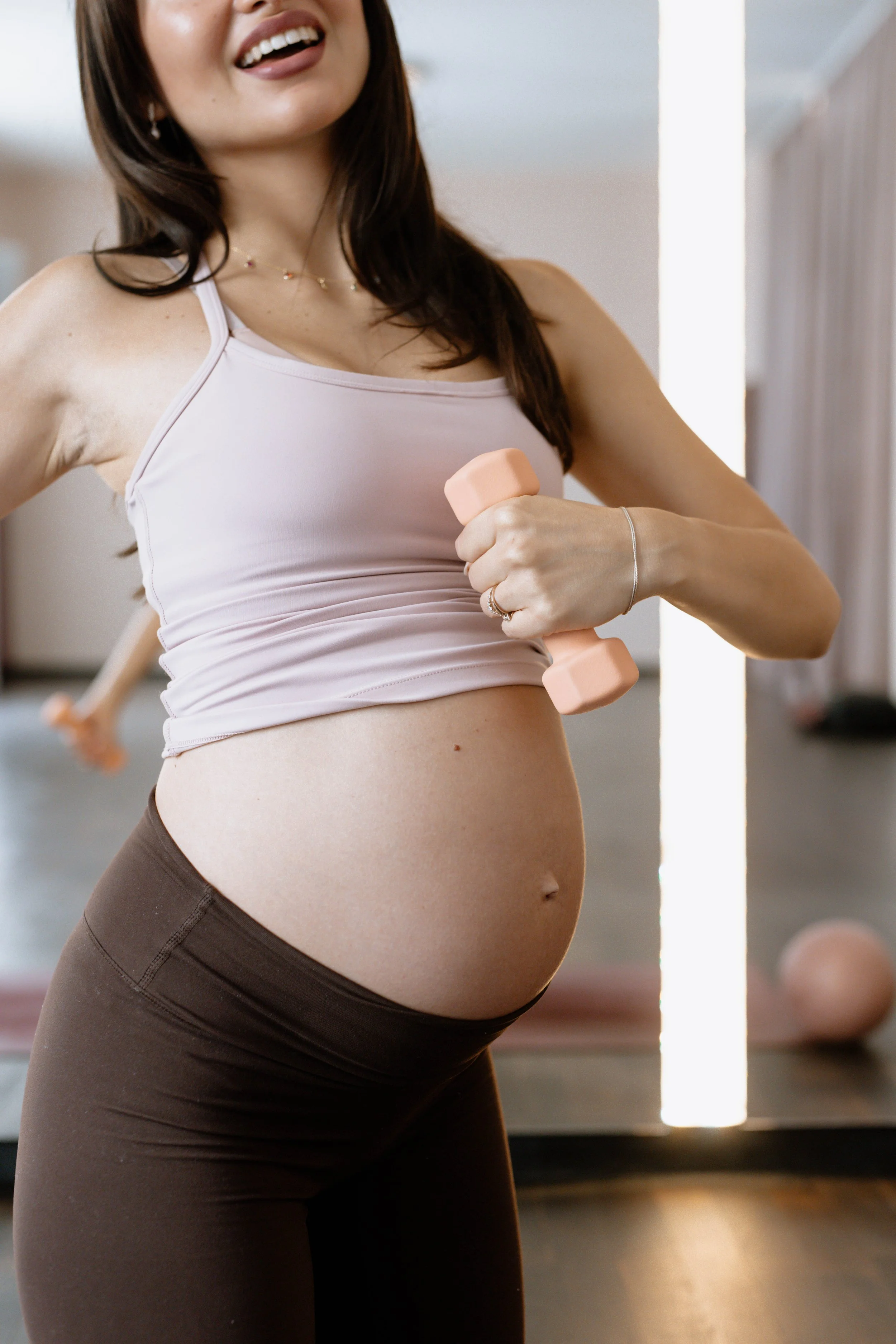 Prenatal Pilates mit Gewichten