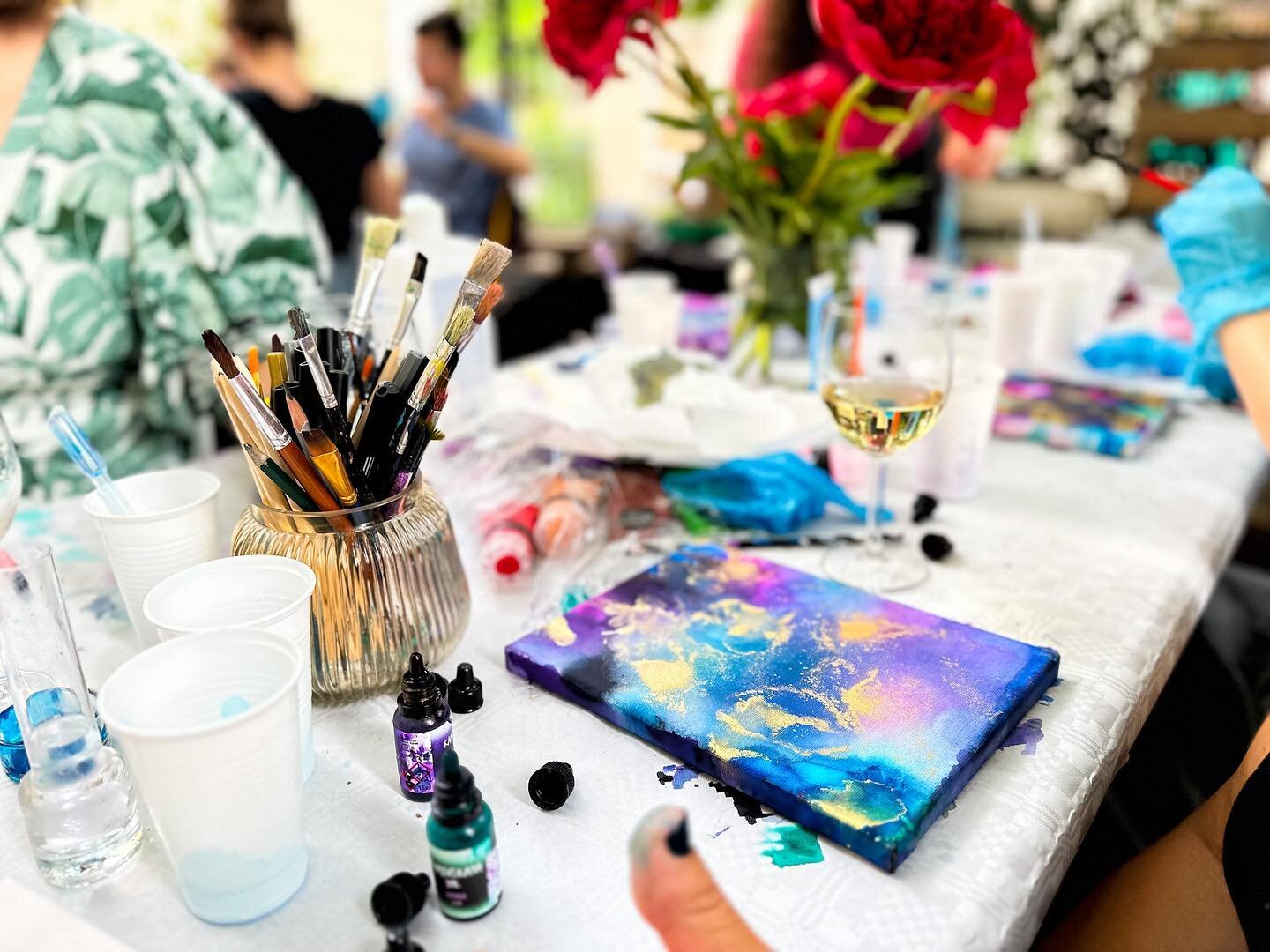 A few highlights from our Art night 😍
It was an amazing evening with a very artsy atmosphere! We literally created a real magic ✨

Some depicted the raging waves of the sea, some imagined themselves exploring space and embodied a small galaxy, and s