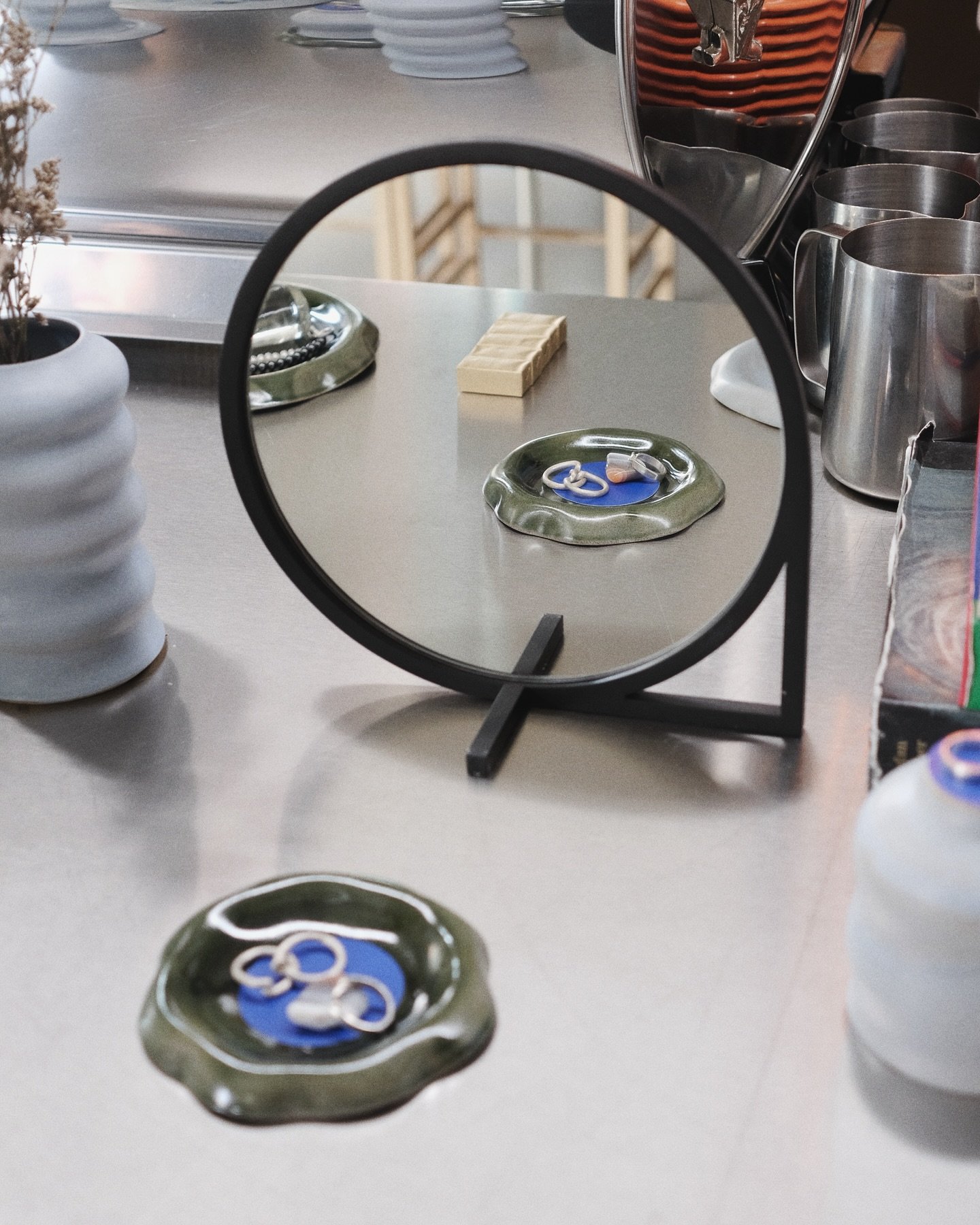 These &ldquo;plates&rdquo; actually work best as little trays - for jewellery, keys&hellip; Because of their shape they&rsquo;re a bit awkward to pick up, so I recommend putting them somewhere more permanent. Otherwise they&rsquo;re perfectly suitabl