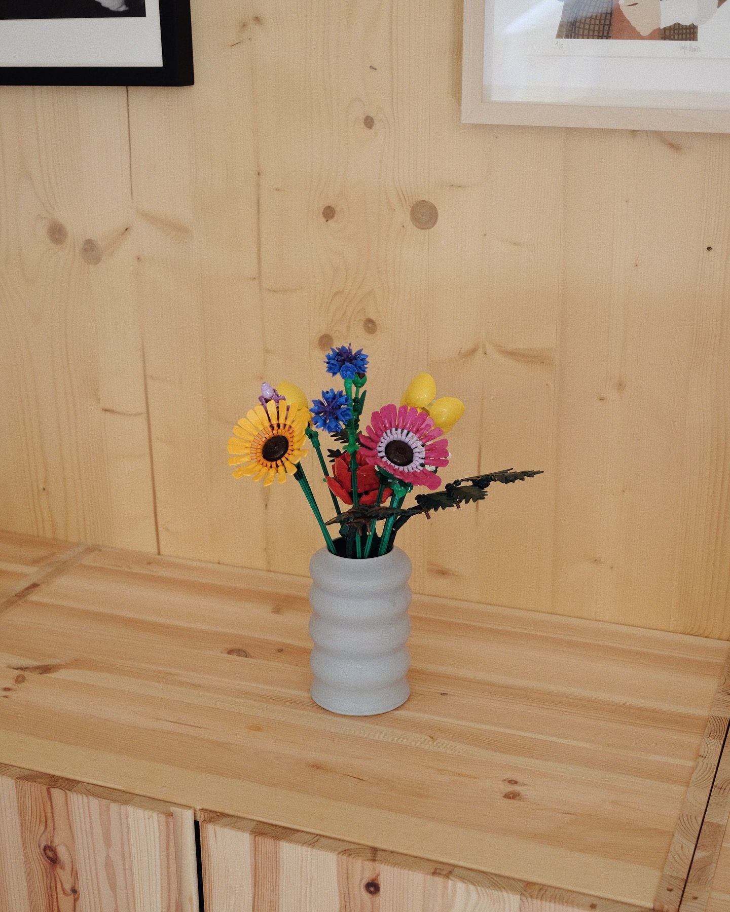 Vase | collection flow 🩵

I see this collection as gentle and yet somehow whimsical. This vase is especially dear to me. And the forever flowers! 🌼