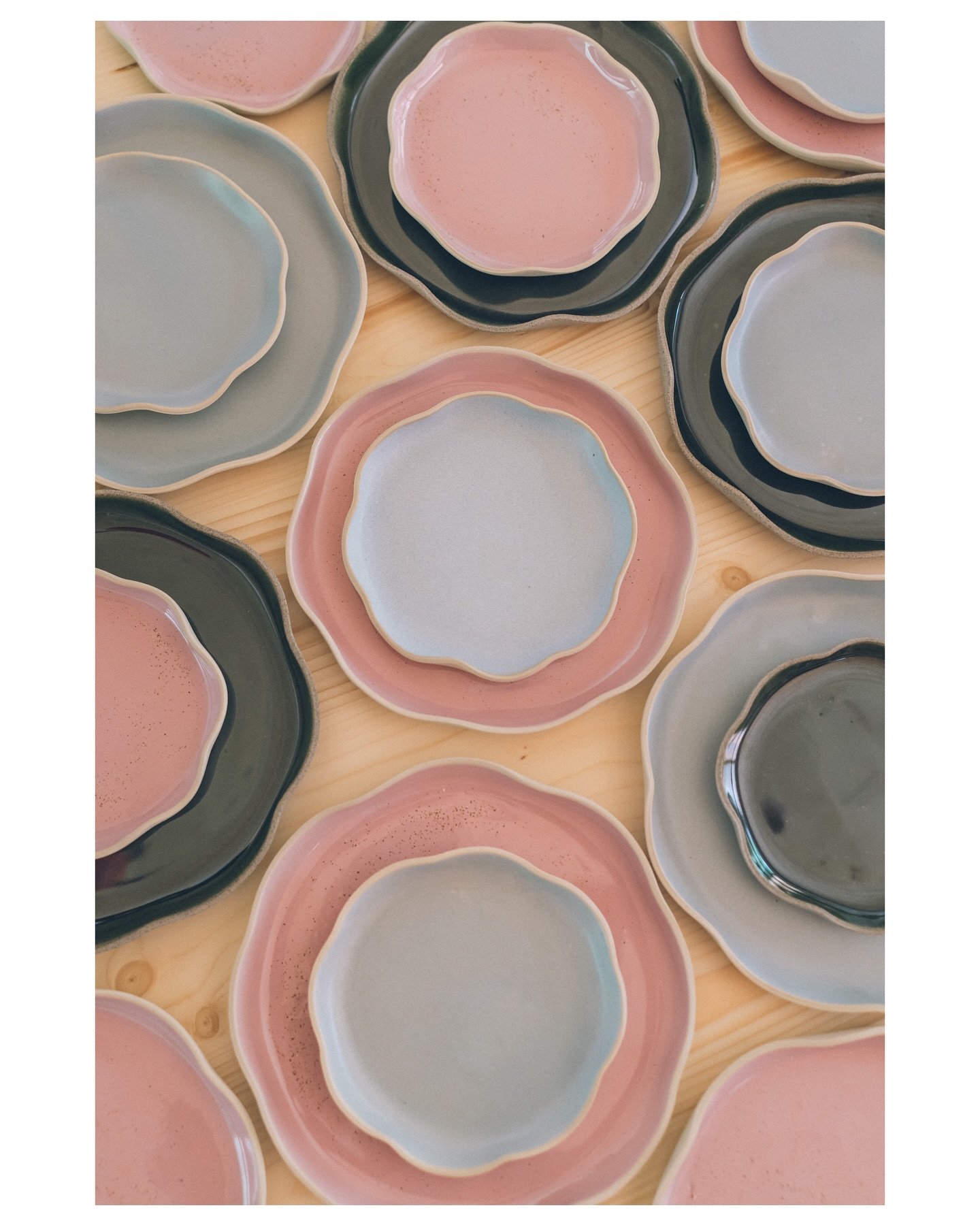 Plates! 

☁️ FLOW (s: 16 &euro;, m: 24 &euro;)
🧿 BASIC: grid (s: 15 &euro;, m: 24 &euro;)
🌷BASIC: flo-ra (s: 20 &euro;, m: 32 &euro;) 

You can place your order by email info@jnz-studio.si 💌