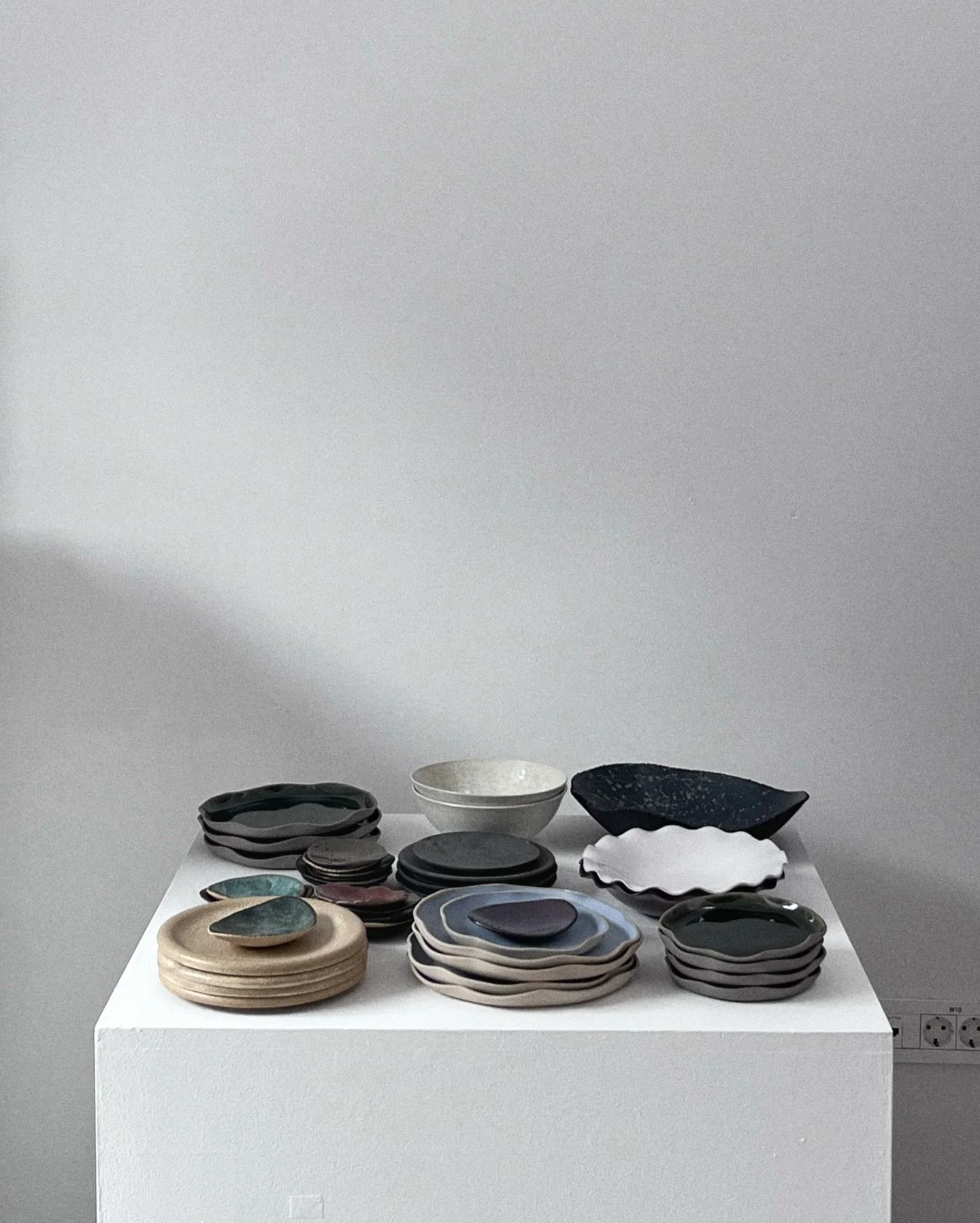 @utopiast_store is already restocked! 💛✨ You can find FLOW mugs and plates in soft blue and deep moss in this lovely pop-up shop in @center_rog. 

P. S.: look at my pieces just hanging out there with @foh.studio ceramics, what a privilege 🥲