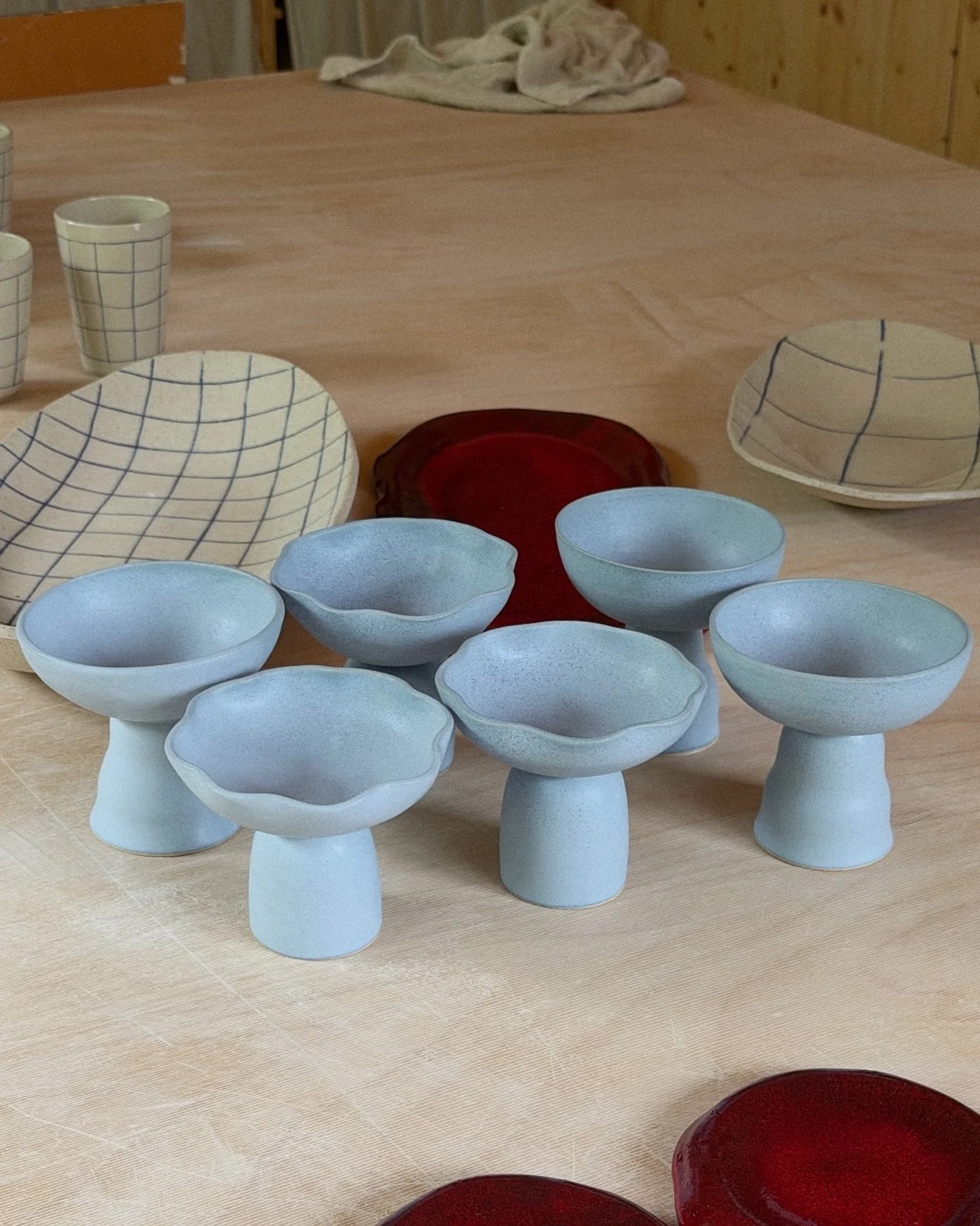 Gooooood batch! 🤙🏼💫 
Some very cool new items; mugs, ice-cream bowls and red (!) flow plates.