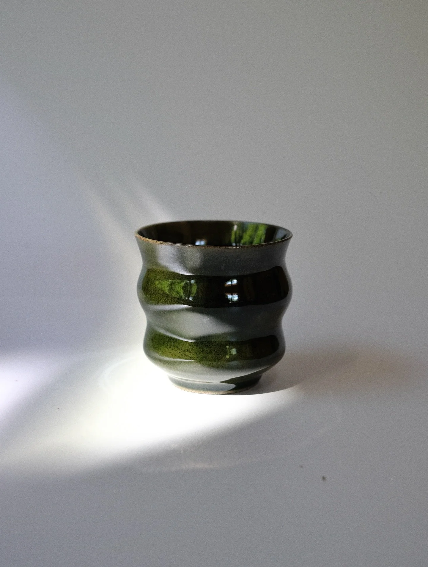 Stoneware mug from collection FLOW. Holds almost 3dcl, has flowy shape and it is deep moss coloured.