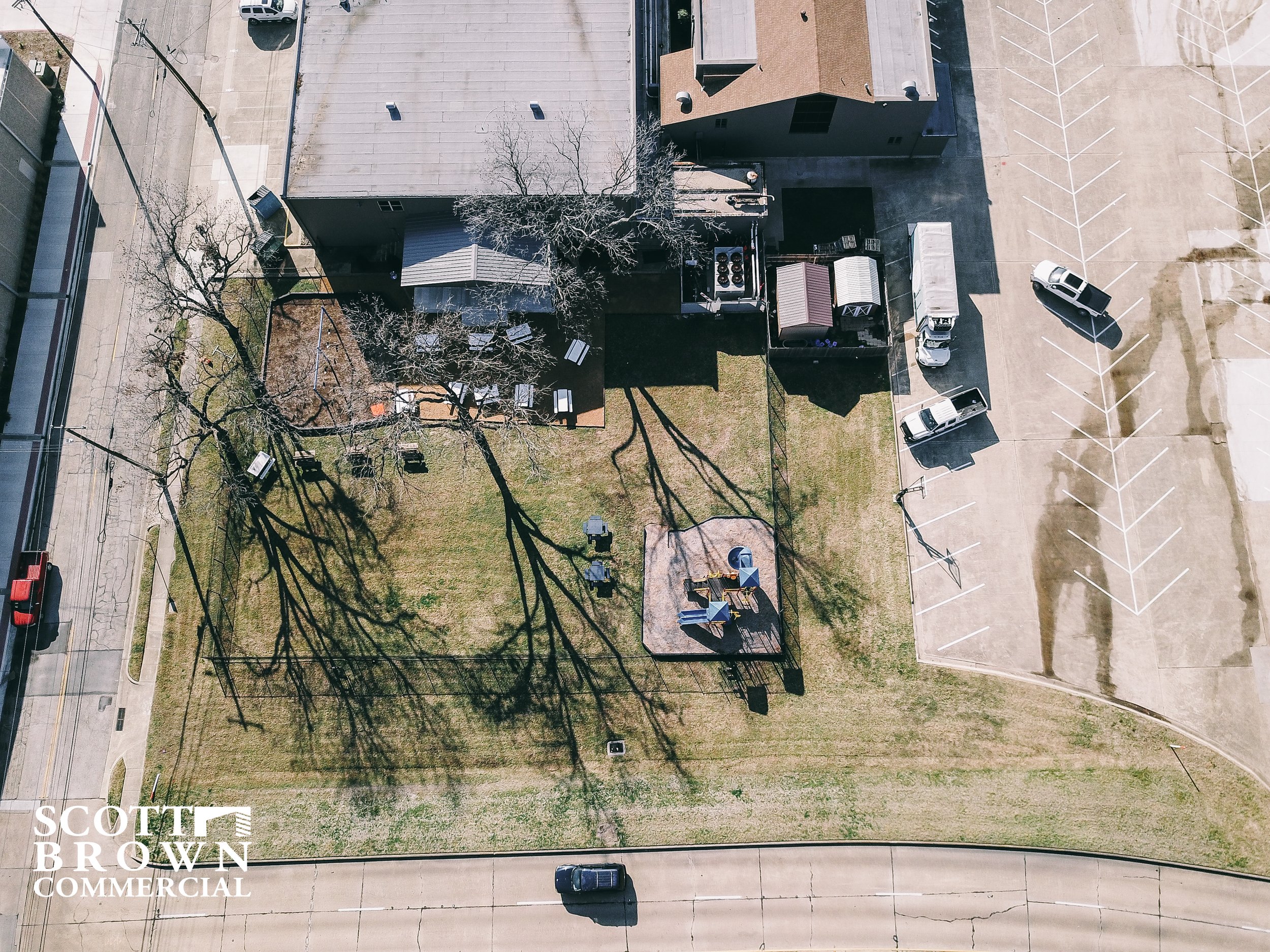  top down view of the green back yard of 401 Bolivar Street 