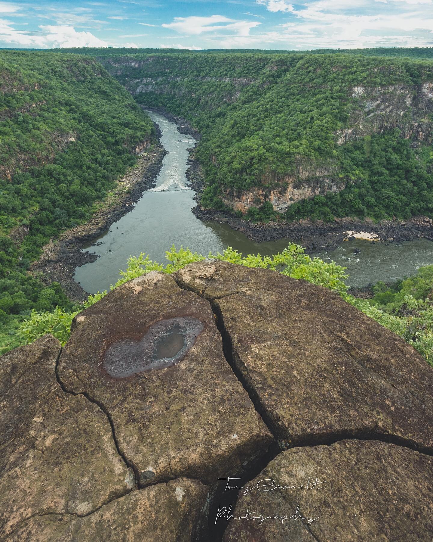 Cracked 💣 #zambeziriver #perspectives #canyonsofinstagram #batokagorge #taitafalconlodge #vistzambia #geology #brokenrocks #zambia🇿🇲 #tonybarnettproductions