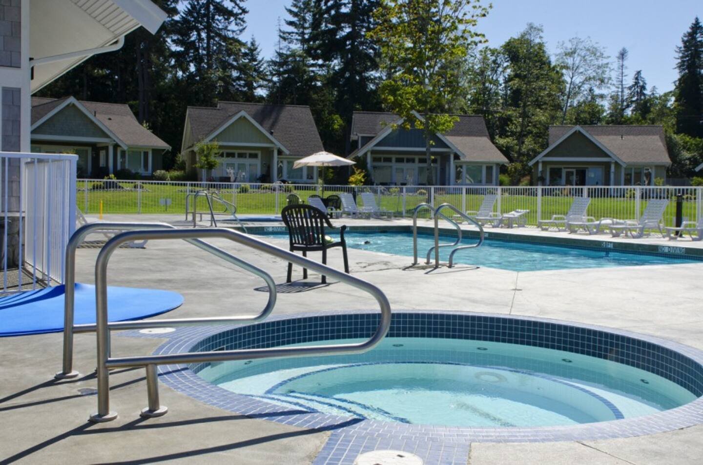 QL poolside 2.jpg