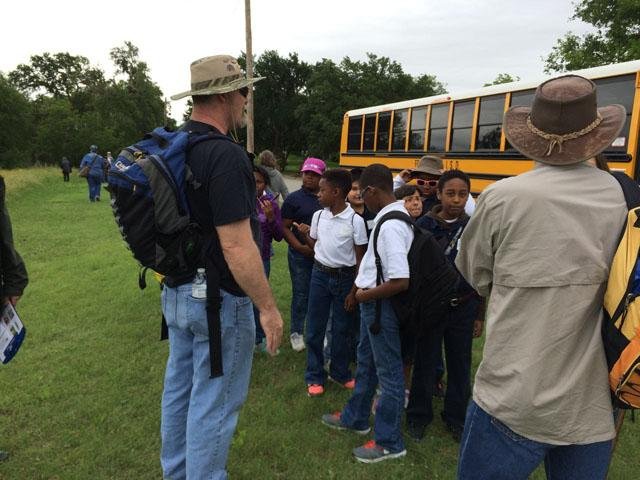  Master Naturalist,&nbsp; Jay Hertzler ,&nbsp;greets a busload of 4th graders from Morningside Elementary. 