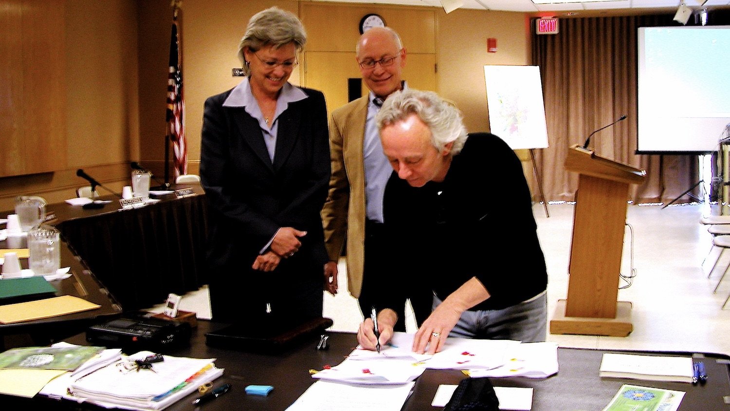   Don Young  signing  Support Agreement  with City of FW. Parks Asst. Dir,  Melody Mitchell  and FOTHNA member,  Jim Marshall , look on. 