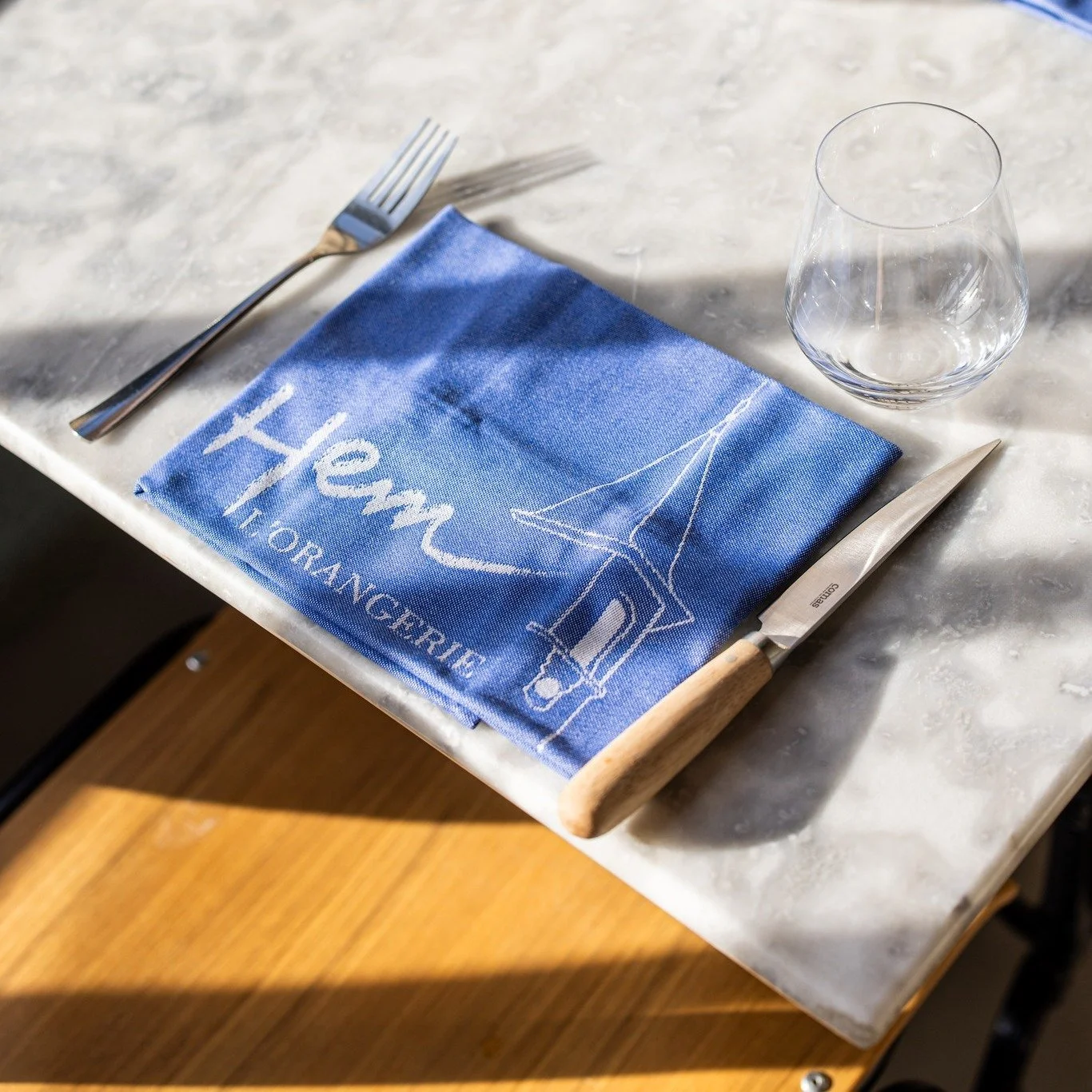 On ne va pas se mentir. Une bonne assiette, c&rsquo;est g&eacute;nial.

Mais quand elle arrive sur une serviette brod&eacute;e par Garnier-Thiebaut, l&agrave; &ccedil;a devient une vraie d&eacute;claration d&rsquo;intention.

✨ Ces serviettes que vou