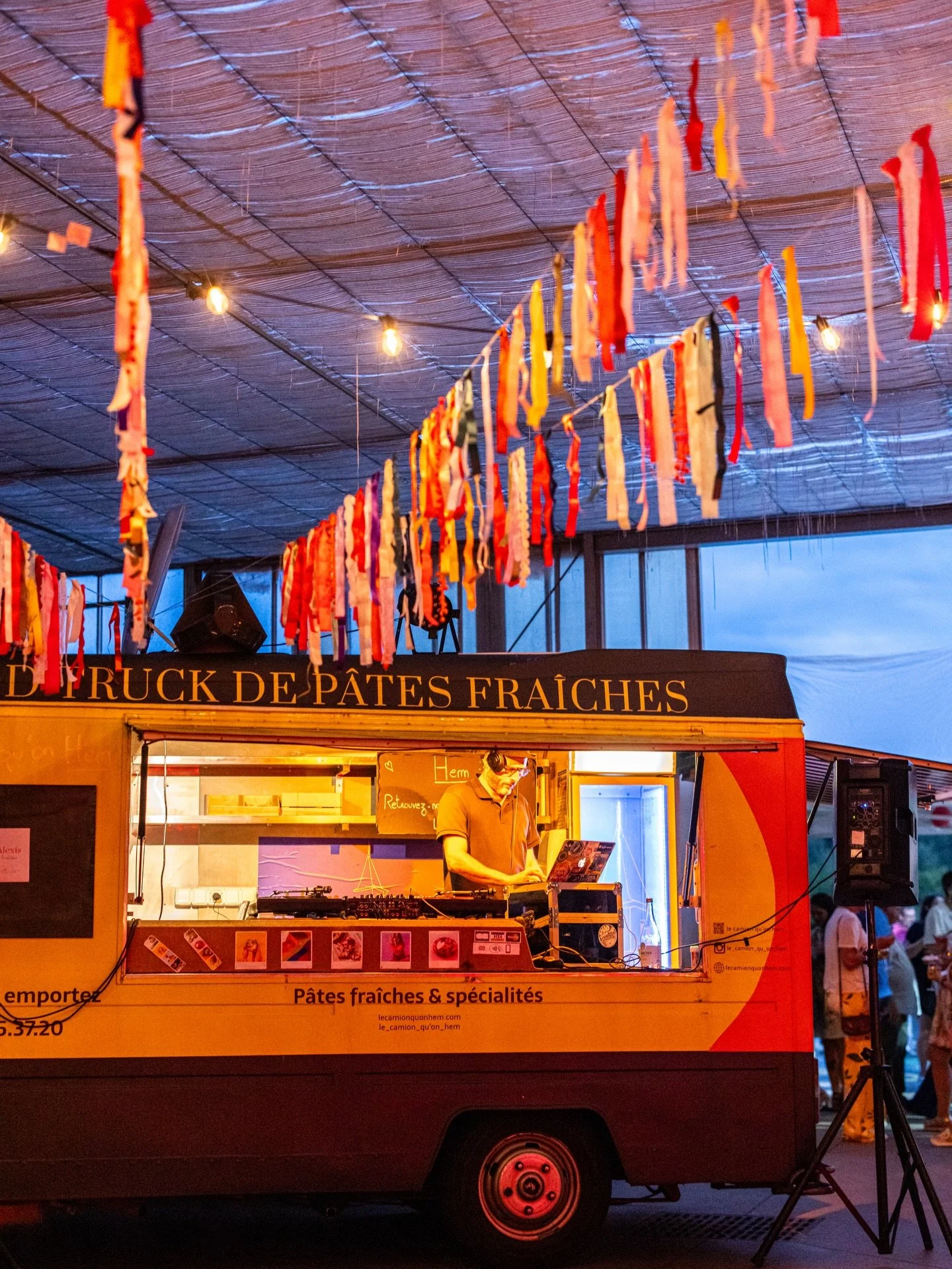 🌼 LET THE MUSIC BLOOM 🌼
Pour cette soir&eacute;e Flower Power, c&rsquo;est VOUS qui faites la playlist 🎶✨
Ajoute tes sons pr&eacute;f&eacute;r&eacute;s et viens les &eacute;couter en live sur notre terrasse 🌞
Du funk, du disco, du love &amp; des 