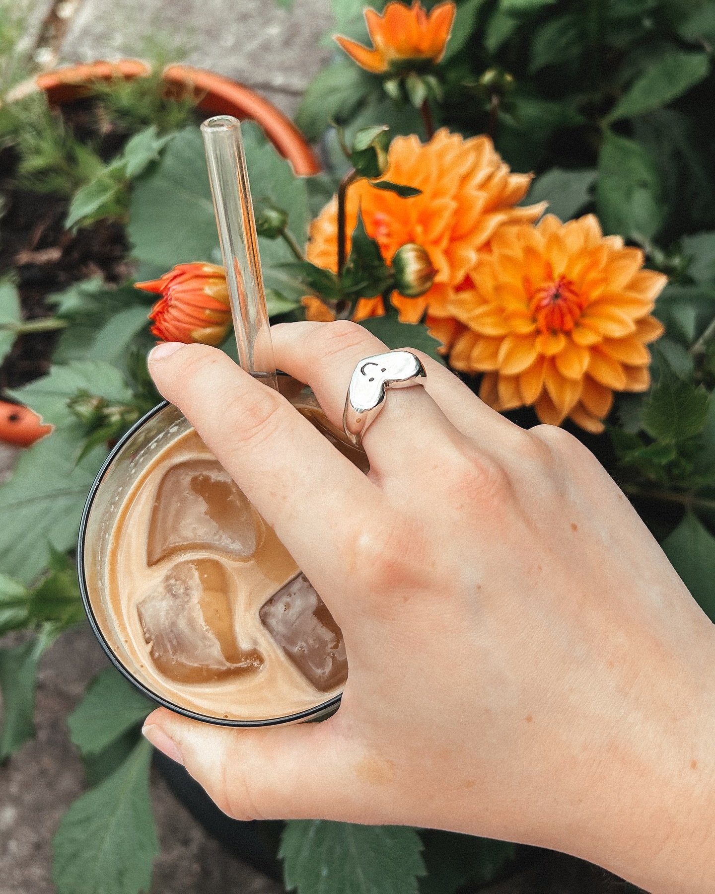 a sunny day in the garden can even make your ring smile 🌞🌸🫶🏼