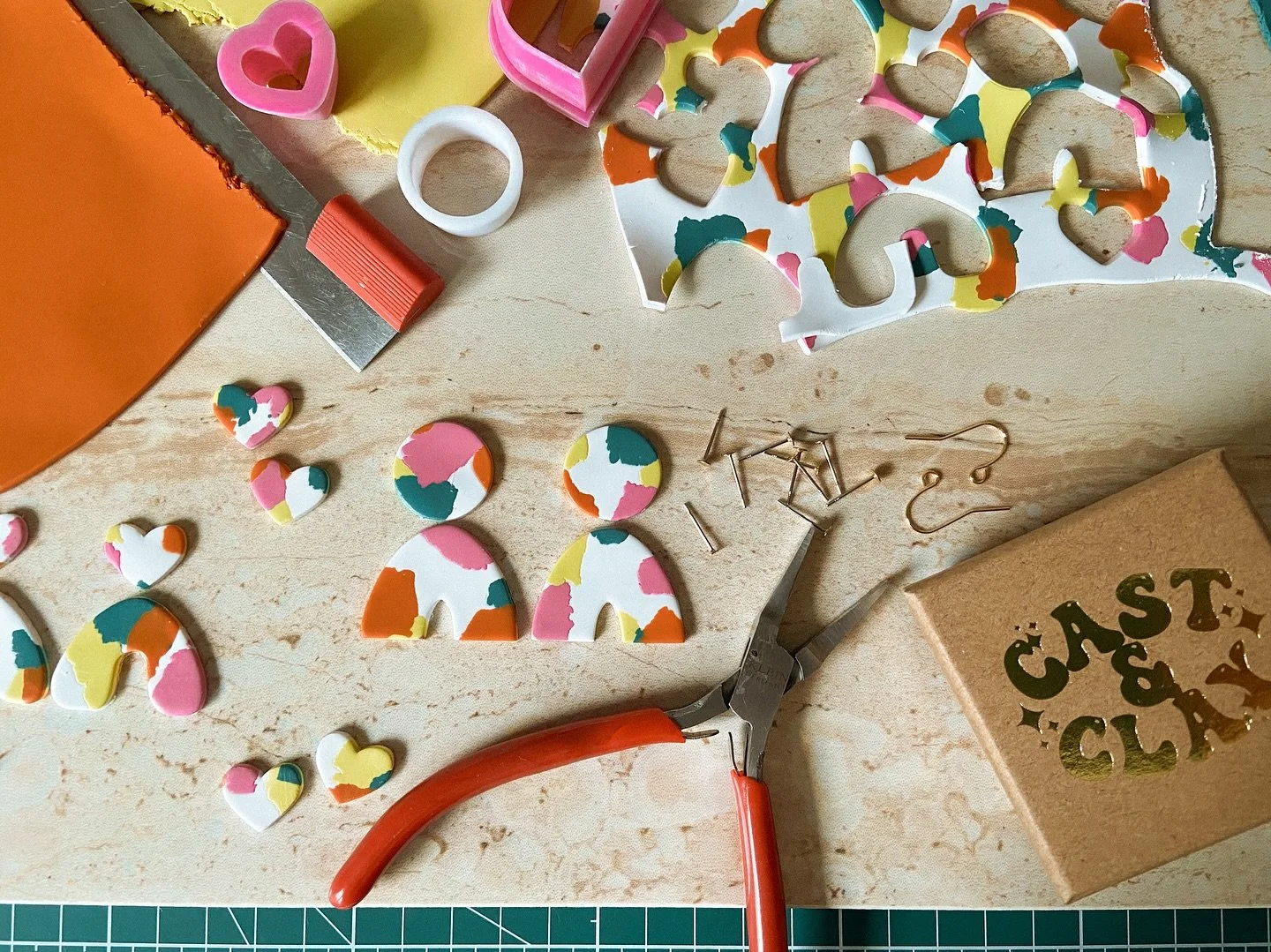 Last remaining tickets for Sunday&rsquo;s workshop in @theworkshopballynahinch are available to nab on Lauren&rsquo;s website - you can find the link in my bio or over on her page as well! 🎟️ 

You&rsquo;ll learn to make two pairs of your own polyme