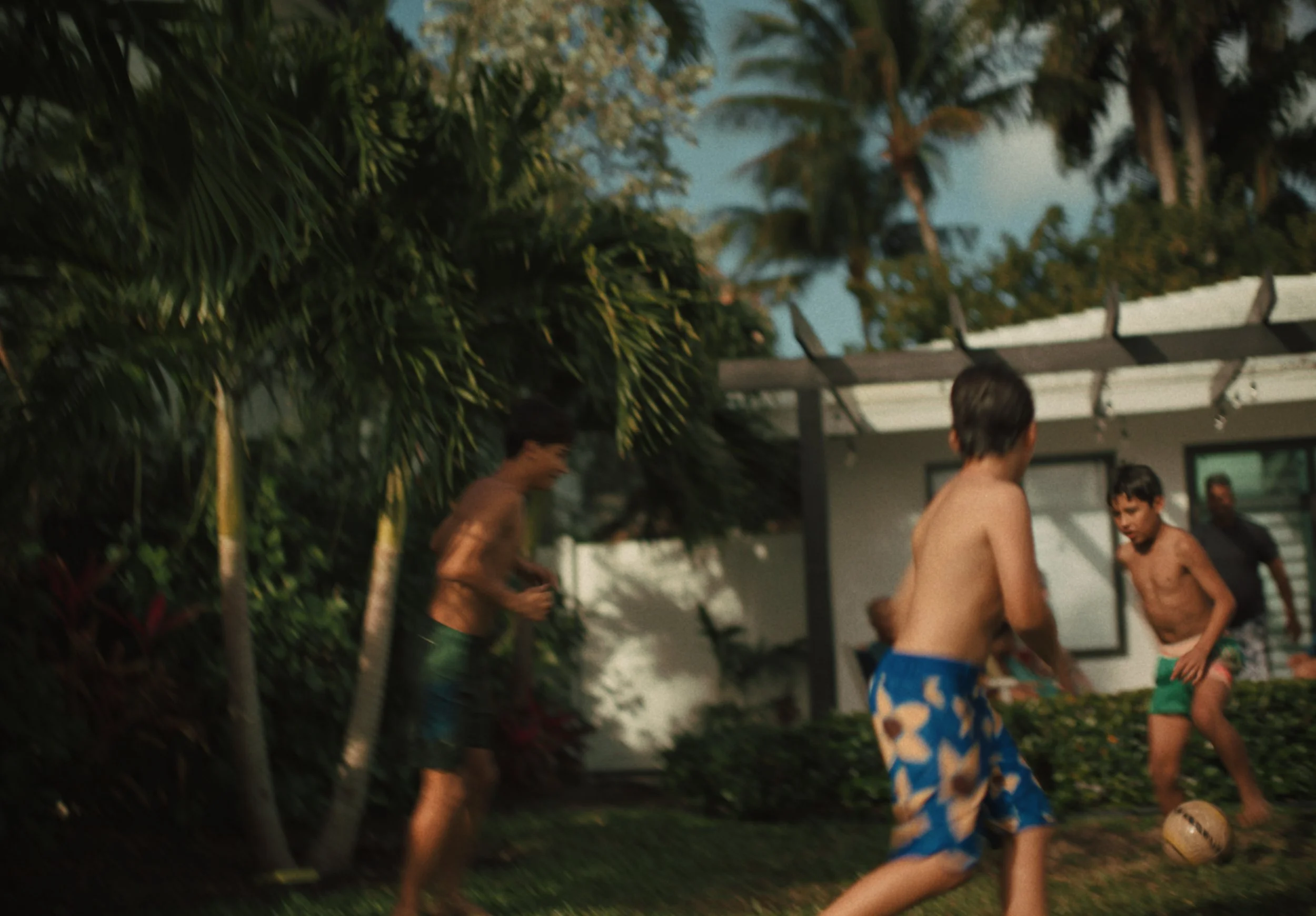 260403_AIRBNB_LATINO-TRIPS_Static_Carousel_AllRooms_01_V1.jpg