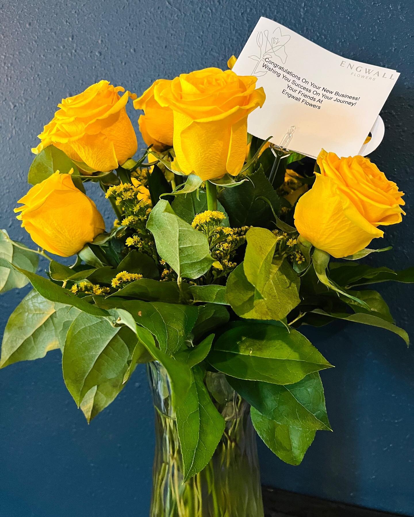 A special thanks to @engwallflowers for showing our new restaurant some love and decorating our host stand with a lovely bouquet of roses! 💐

#lakeeffectrestaurant #islandlake #engwallflowers