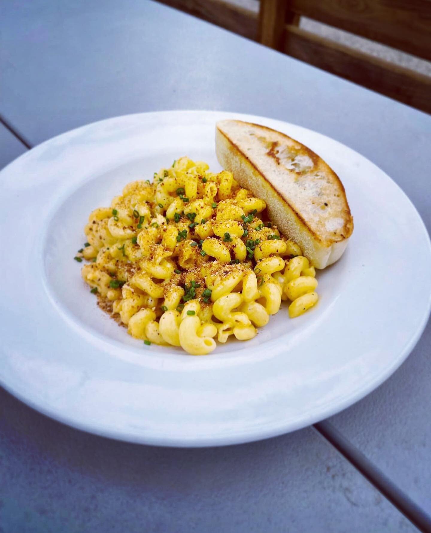 Mac &amp; Cheese on special this weekend! Add Pork Belly, Smoked Salmon, Bacon, Pickled Chilis, Chicken, Broccolini or whatever your heart desires!

#lakeeffectrestaurant #islandlake #macncheese