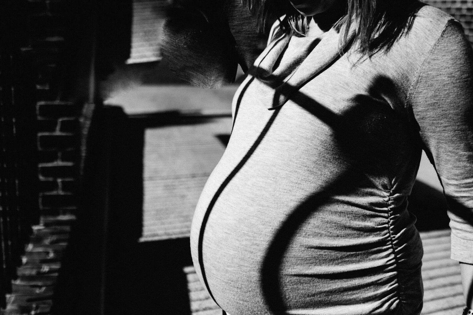  Black and white photo of a pregnant woman for a maternity photoshoot 