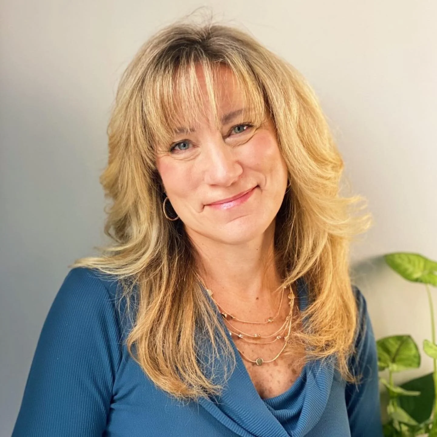 Heidi Proffetty is an award-winning quilter and professional teacher known for her unique style of mosaic art quilts. You might have seen her as a guest on The Quilt Show and Quilting Arts TV. She is also a regular contributor to the Janome Sewing Ma