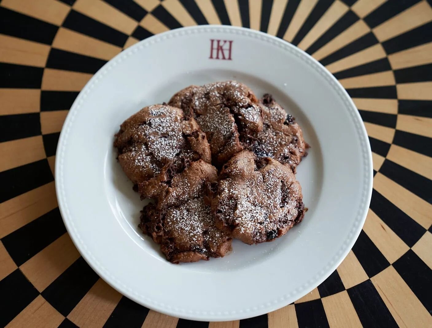 We believe in genuinely warm greetings, handwritten notes, freshly baked cookies delivered to you in front of a real wood fireplace... Happy national cookie day everyone! 🍪 

Photo by: @dltxii