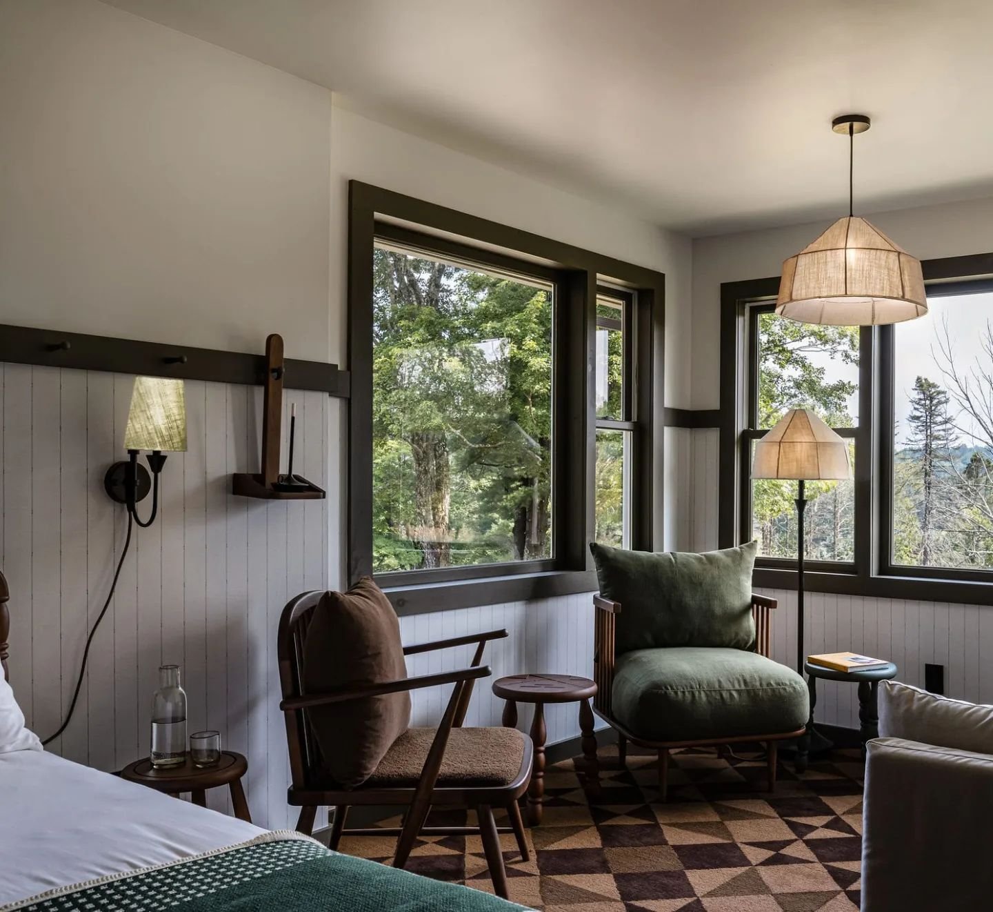 Our spacious Hemlock King suite with cozy seating and nature views. 🌳
#hemlockneversink 

Photo by: @lwrncbrn