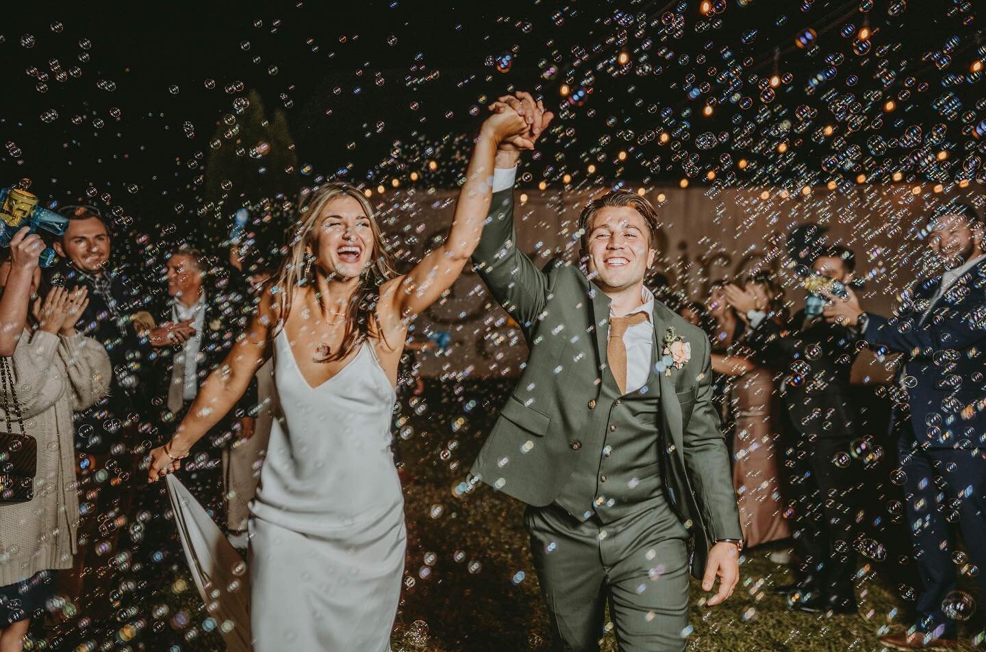 Bubbles send off? Yes please! @__kierston__ @bluebirdmanorweddings @joeysutch  Venue: @bluebirdmanorweddings 
Florals: @wildflowerweddingsevents 
Day of Coordinator: @ofjoy_signatureevents 
Hair/Makeup: @gentry_beauty 
DJ: @districtdjx 
Videographer: